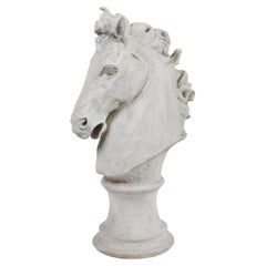 Escultura moldeada en gesso de una cabeza de caballo