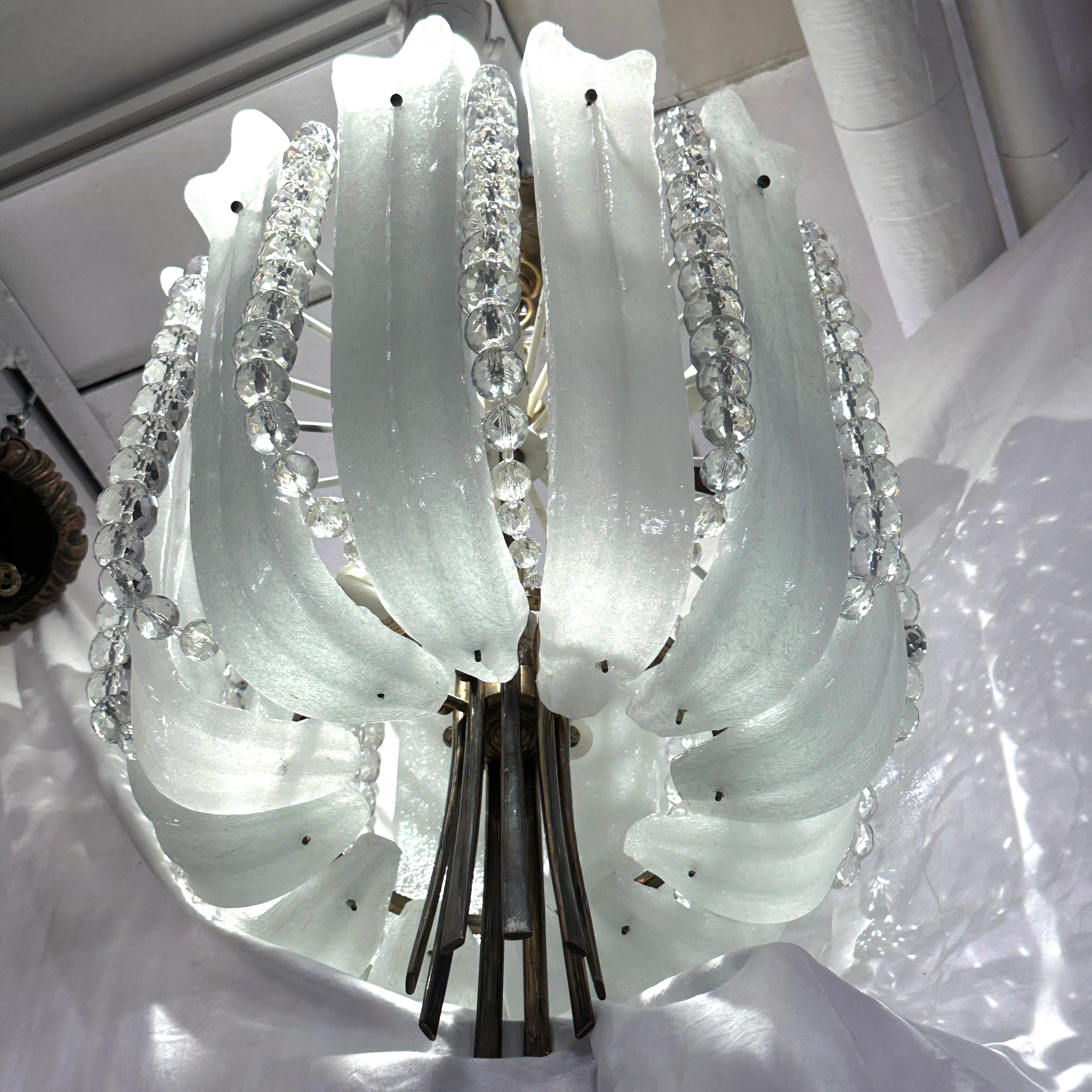 Un lampadario francese del 1940 circa con inserti in vetro stampato, cristalli e 9 luci interne.

Misure:
Altezza: 30