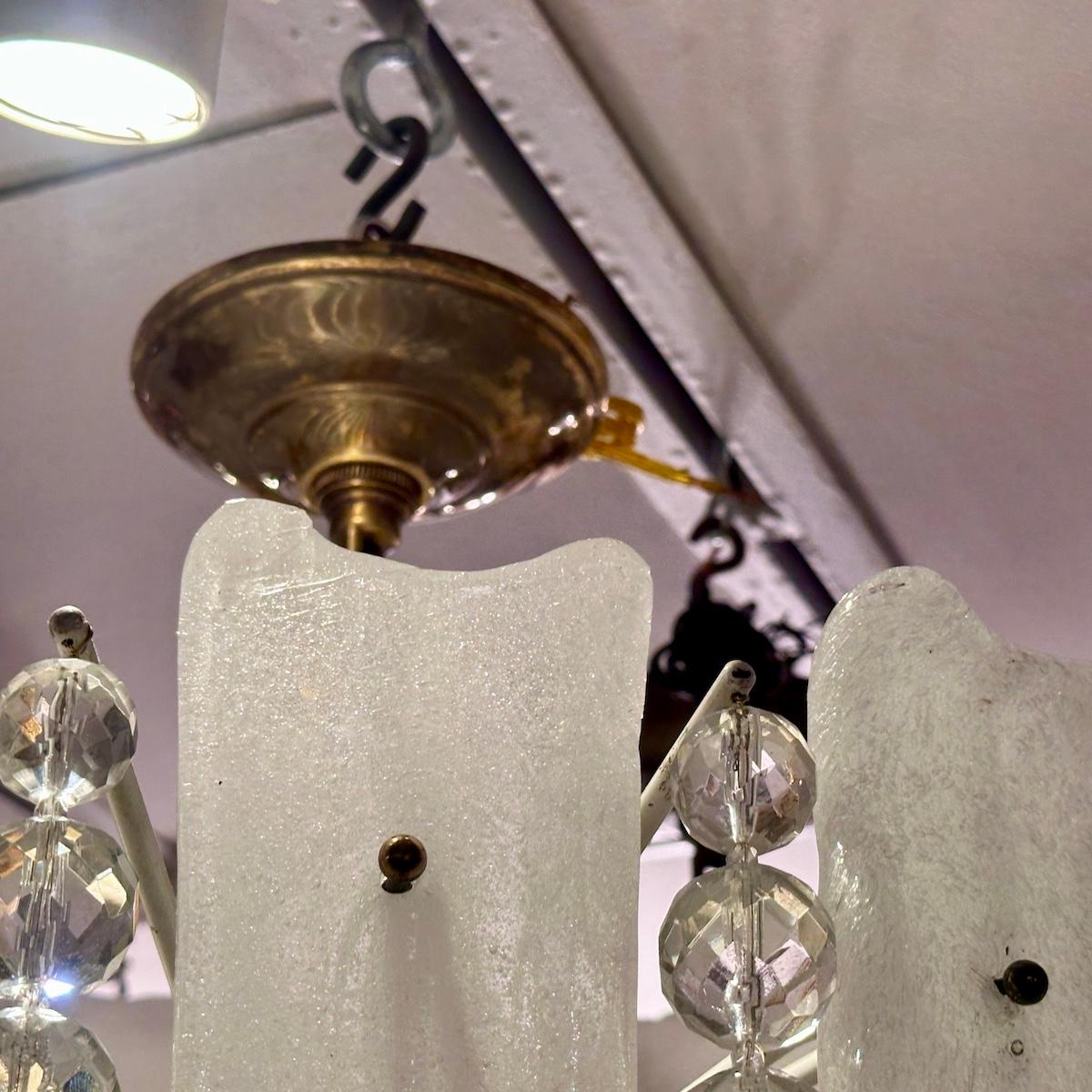 Metà XX secolo Apparecchio di illuminazione in vetro stampato e cristallo in vendita