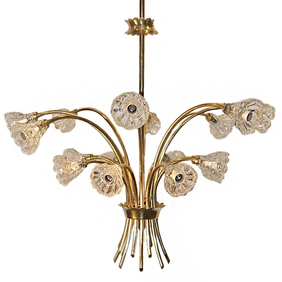 Un lampadario italiano in metallo dorato degli anni '60 circa, con coppe di fiori in vetro e sedici luci.

Misure:
Caduta (attuale): 28