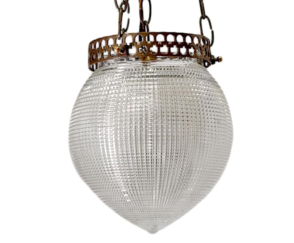 Farol colgante americano de cristal moldeado y texturizado de hacia 1930.

Medidas:
Caída: 20
Diámetro: 5,5