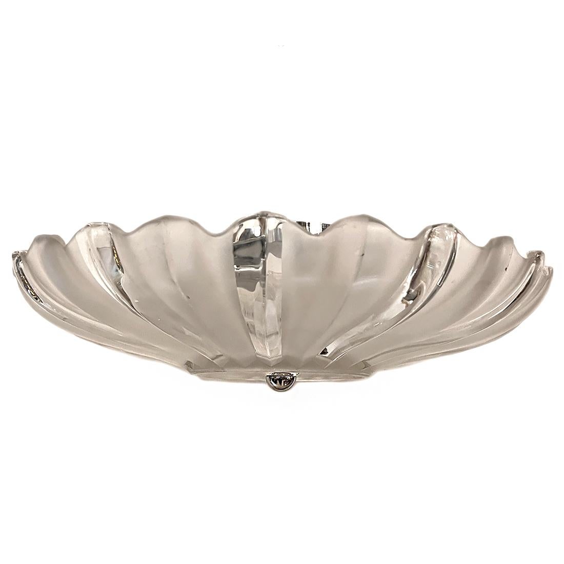 Apparecchio francese a semi-incasso del 1930 circa con 2 luci a candelabro.
Misure:
Altezza presente: 4.5
Diametro: 16