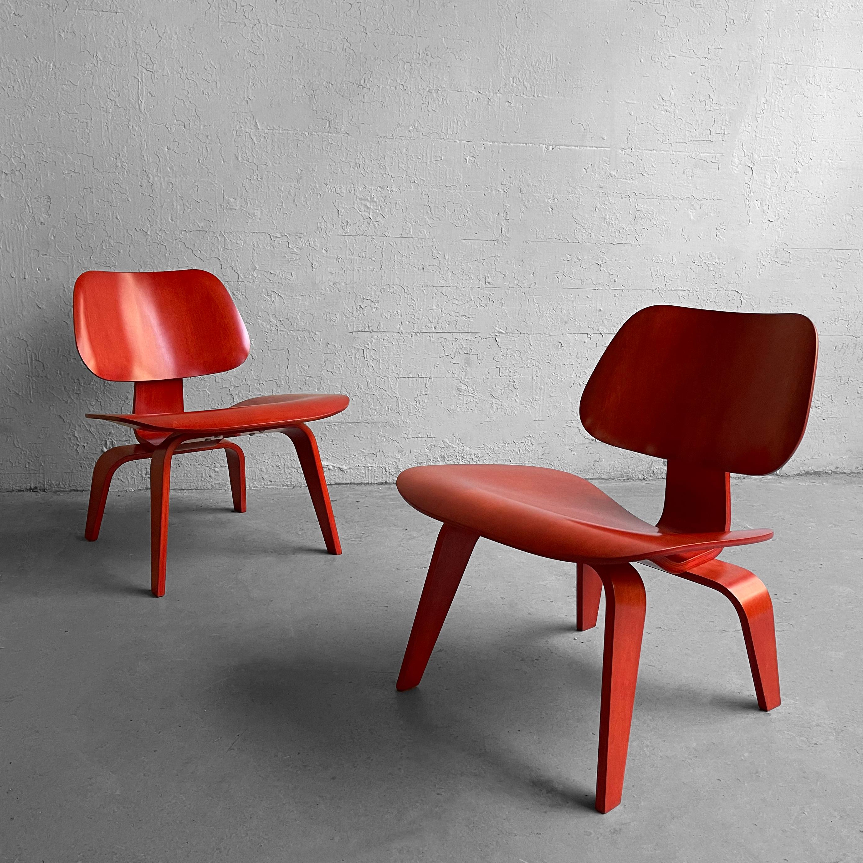 Paire de fauteuils LCW classiques et emblématiques, en contreplaqué de bouleau moulé, créés par Charles et Ray Eames pour Herman Miller, récemment finis en teinture aniline rouge, comme prévu à l'origine. Ces chaises portent le label noir Herman