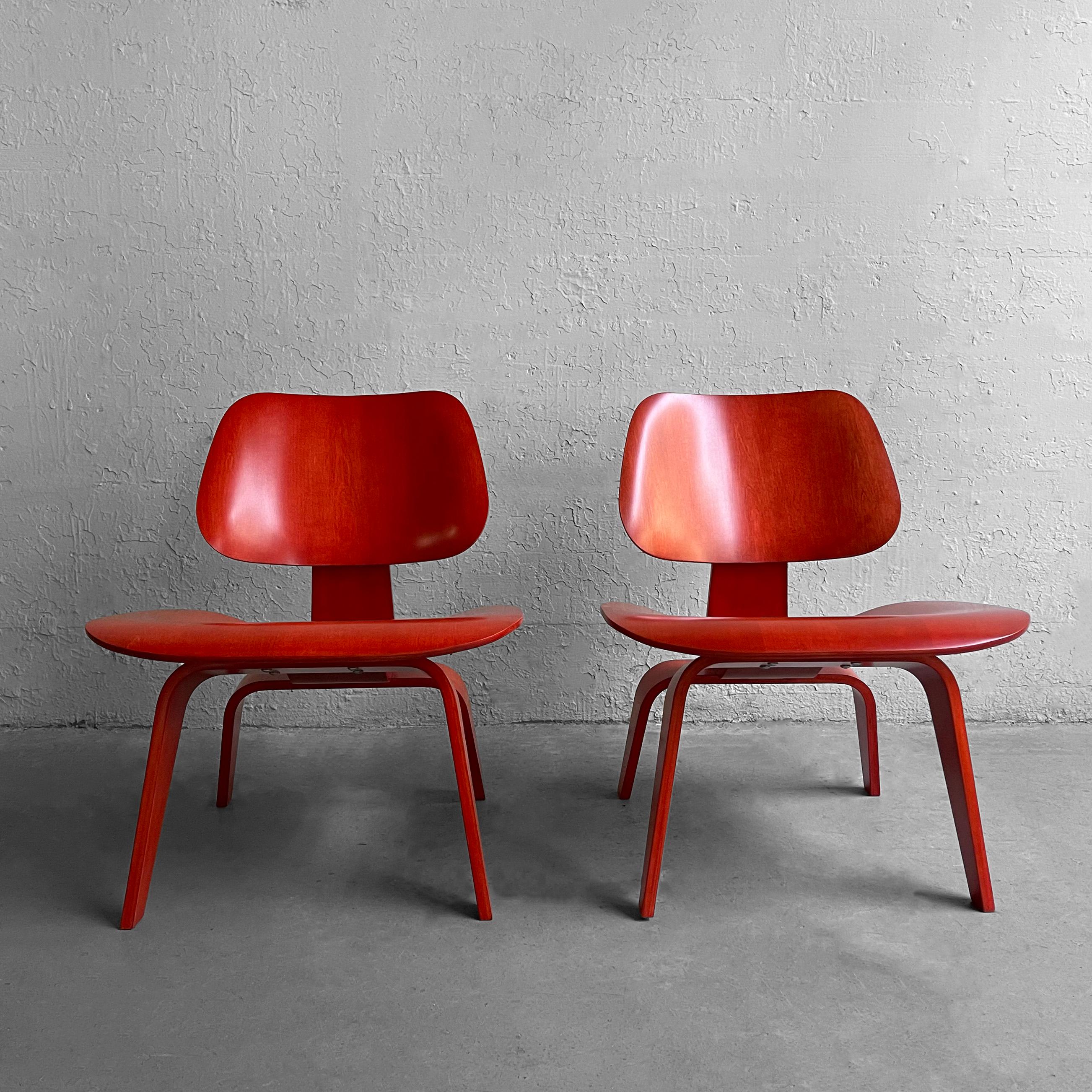 Molded Ply LCW Lounge Chairs By Charles And Ray Eames In Good Condition In Brooklyn, NY