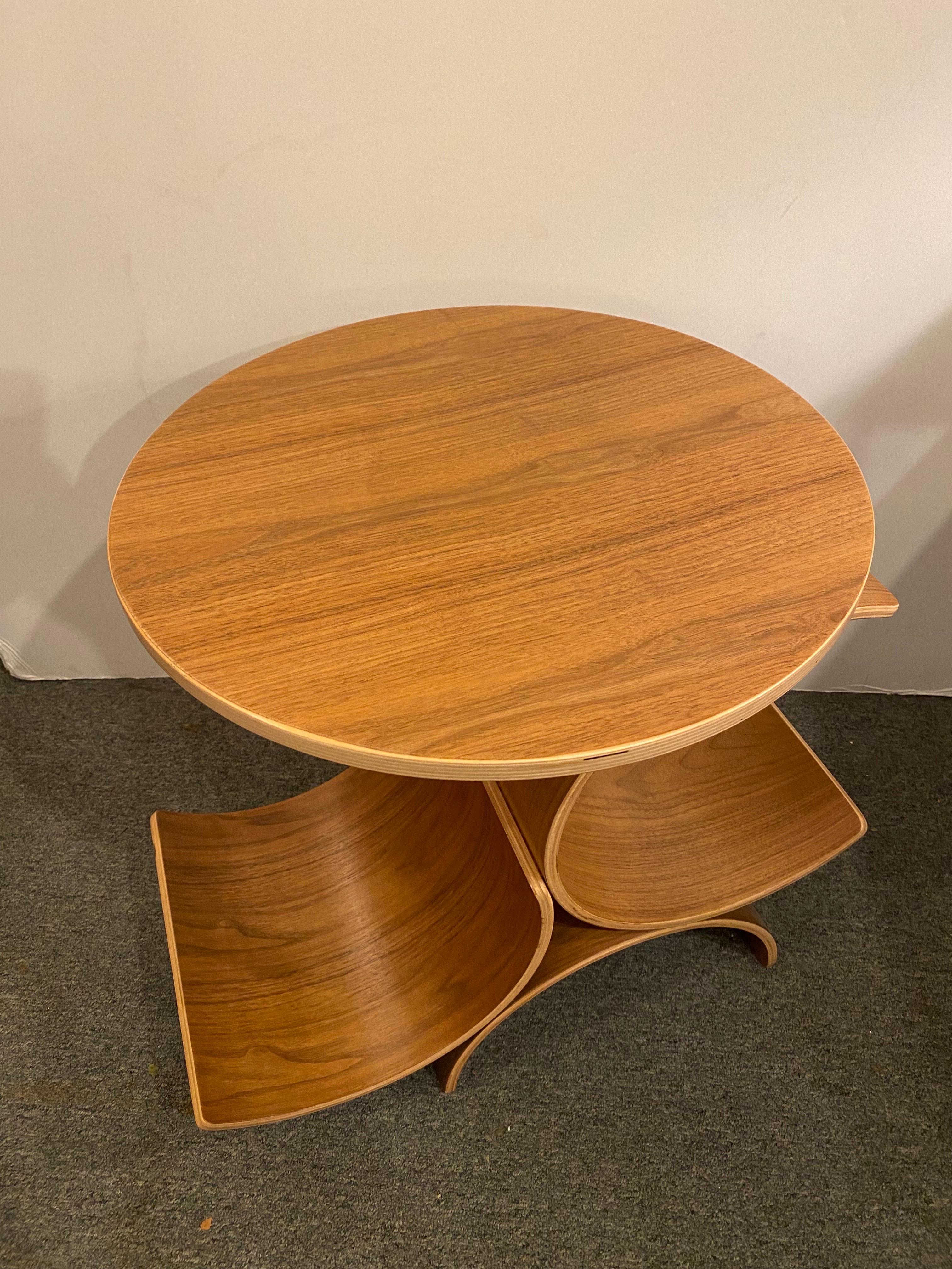 In House Zuckerman/ Lawton Design Tisch aus Formsperrholz mit Platten aus Nussbaum.  Curvy Form funktioniert sowohl als Zeitschriftenständer als auch als Beistelltisch.  Die Tabelle stammt aus den späten 90er- und frühen 2000er-Jahren.