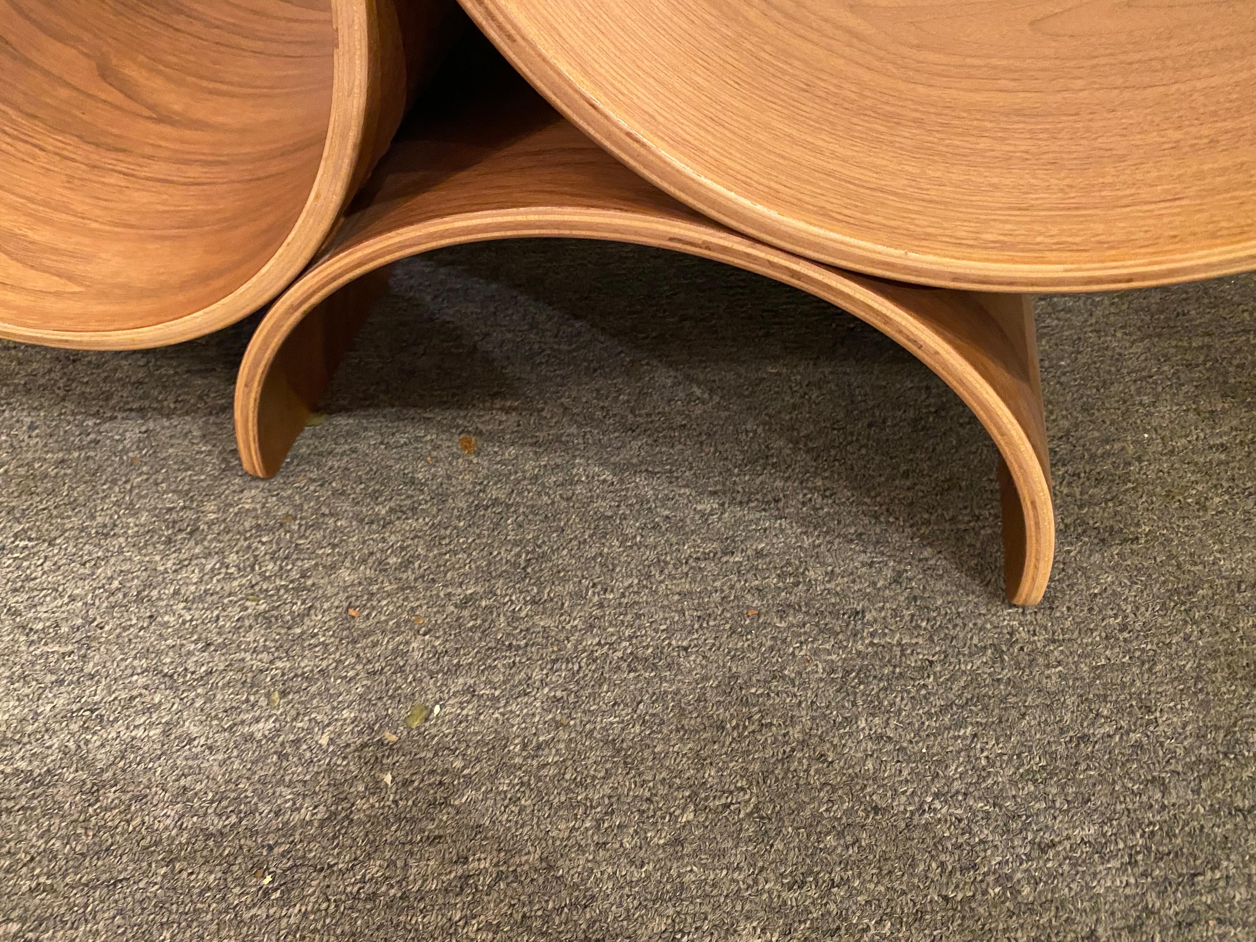 Molded Plywood Side Table In Good Condition For Sale In Philadelphia, PA