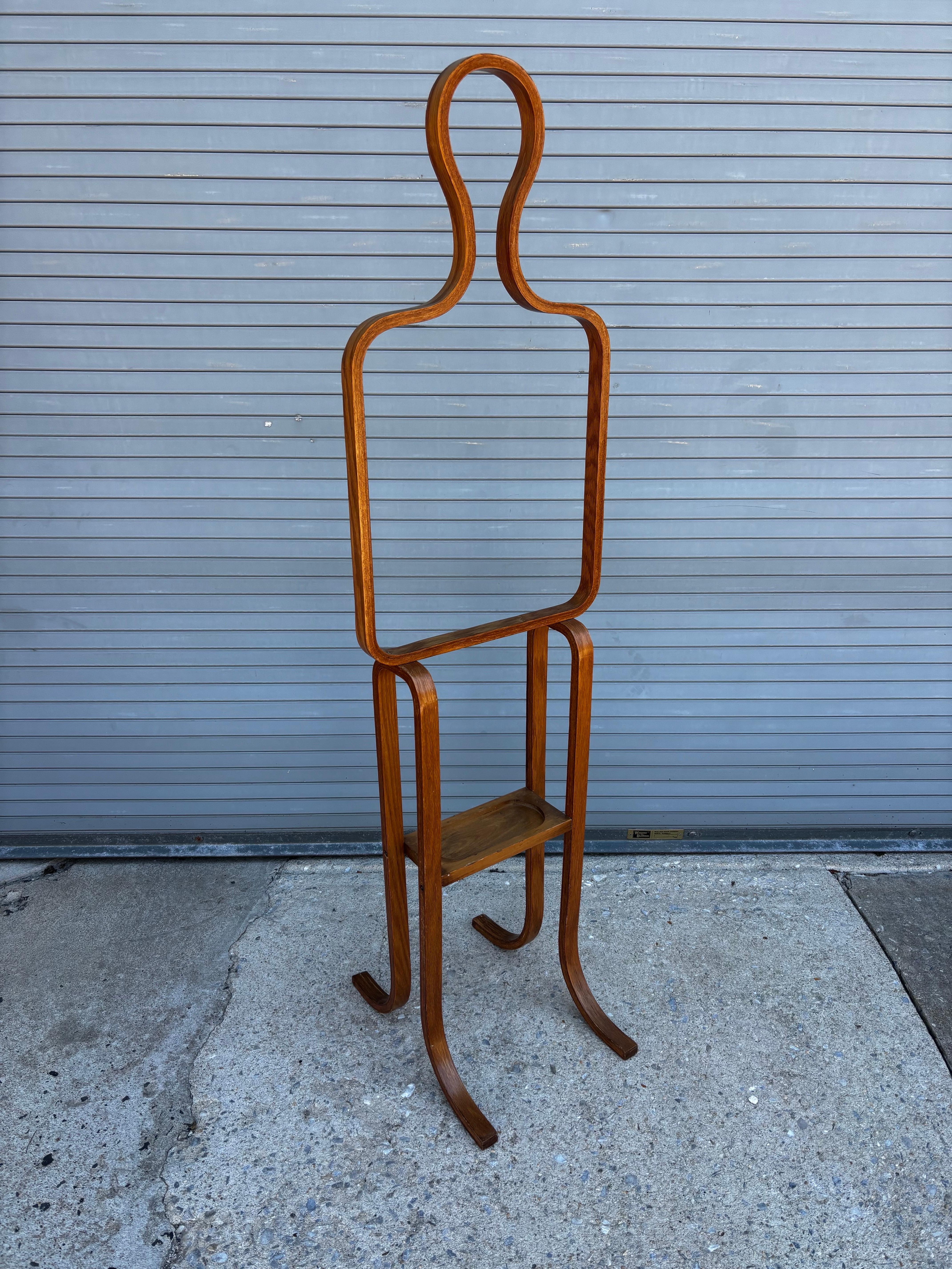 Silhouette/ Stehende Figur Valet aus geformtem Eichensperrholz.  Valet hat ein Regal und sitzt sehr stabil!  Cleveres 70er-Jahre-Design, das geformtes Sperrholz und Pop-Vibes kombiniert!