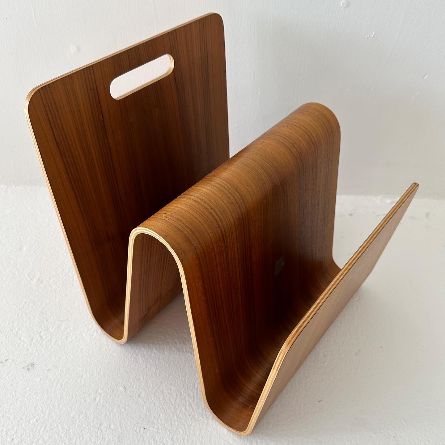 Zeitschriftenständer „W“ aus geformtem Sperrholz im Stil von Alvar Aalto (Moderne der Mitte des Jahrhunderts) im Angebot