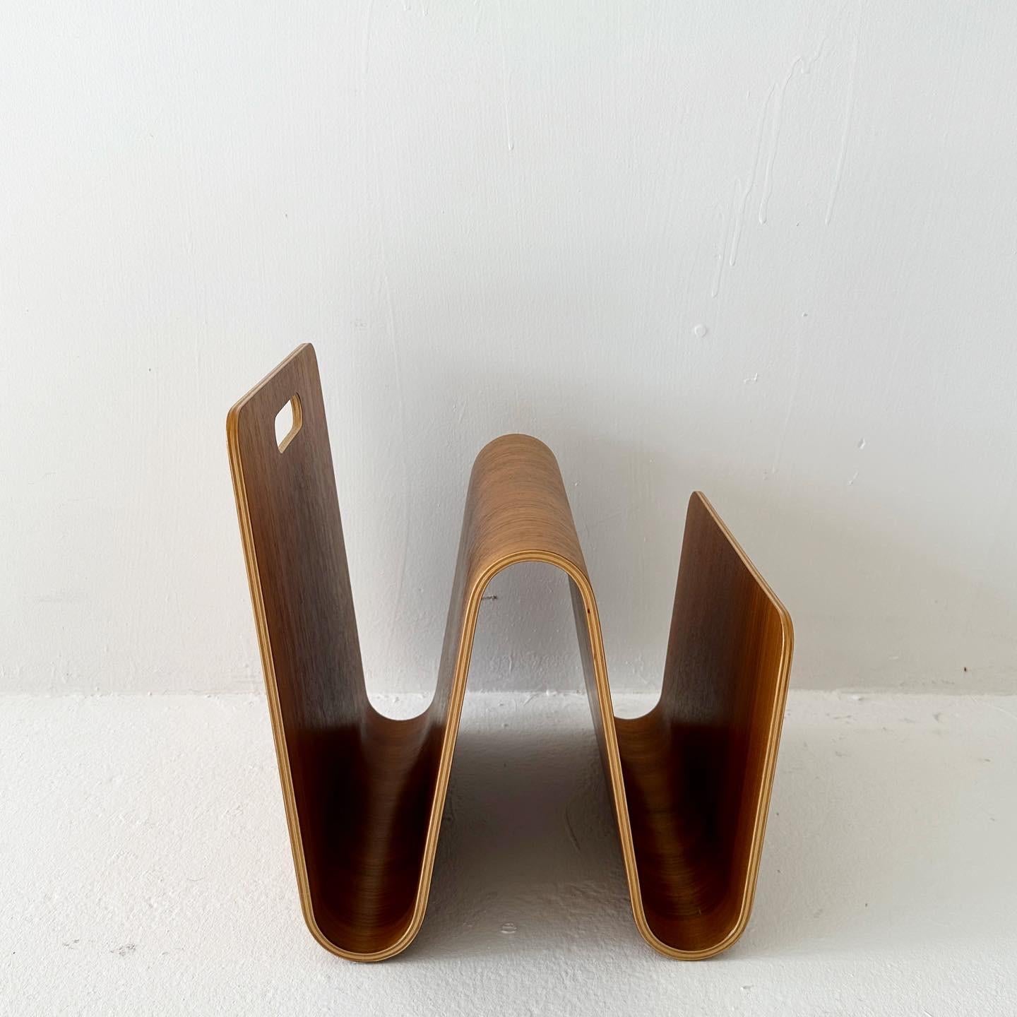 Zeitschriftenständer „W“ aus geformtem Sperrholz im Stil von Alvar Aalto im Zustand „Gut“ im Angebot in Los Angeles, CA