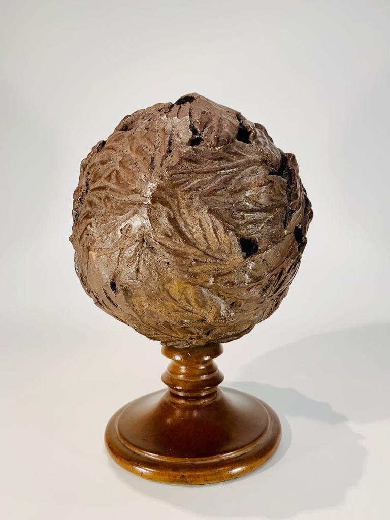 Molded terracota pine cone Art Deco on wooden base with leaf motif circa 1930 In Good Condition For Sale In Rio De Janeiro, RJ