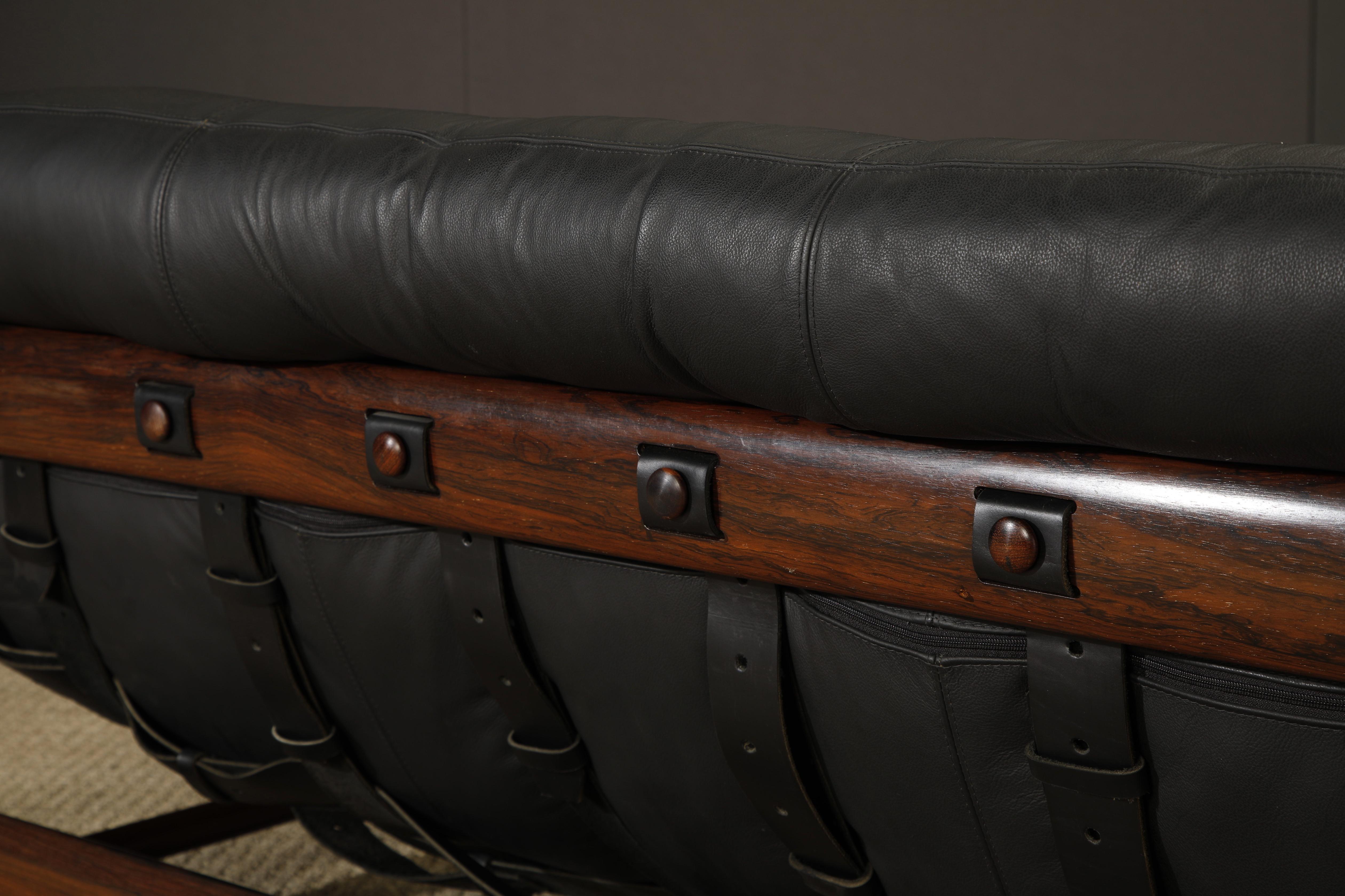 'Mole' Brazilian Rosewood Sofa by Sergio Rodrigues for OCA Brazil, 1960s, Signed For Sale 10