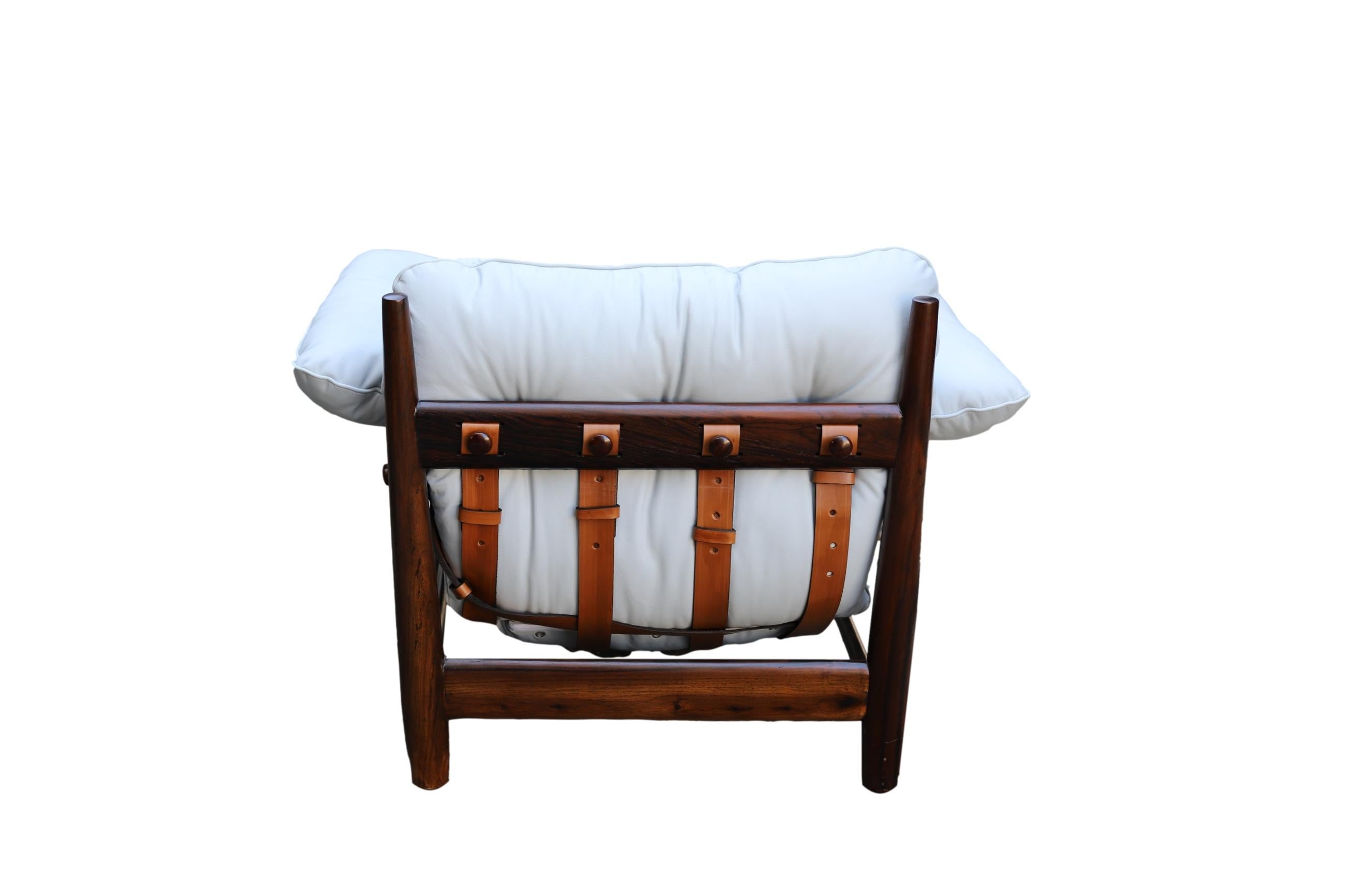 Mole Lounge Armchair, by Sergio Rodrigues in White Leather and Rosewood In Good Condition In Houston, TX