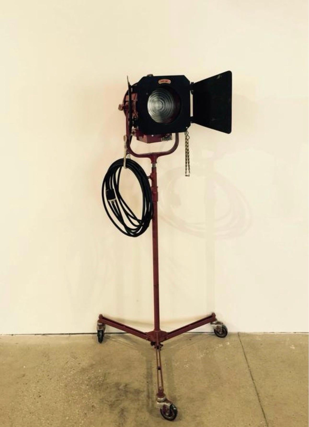 Mole Richardson Vintage Hollywood Studio Light con soporte Moderno de mediados de siglo en venta