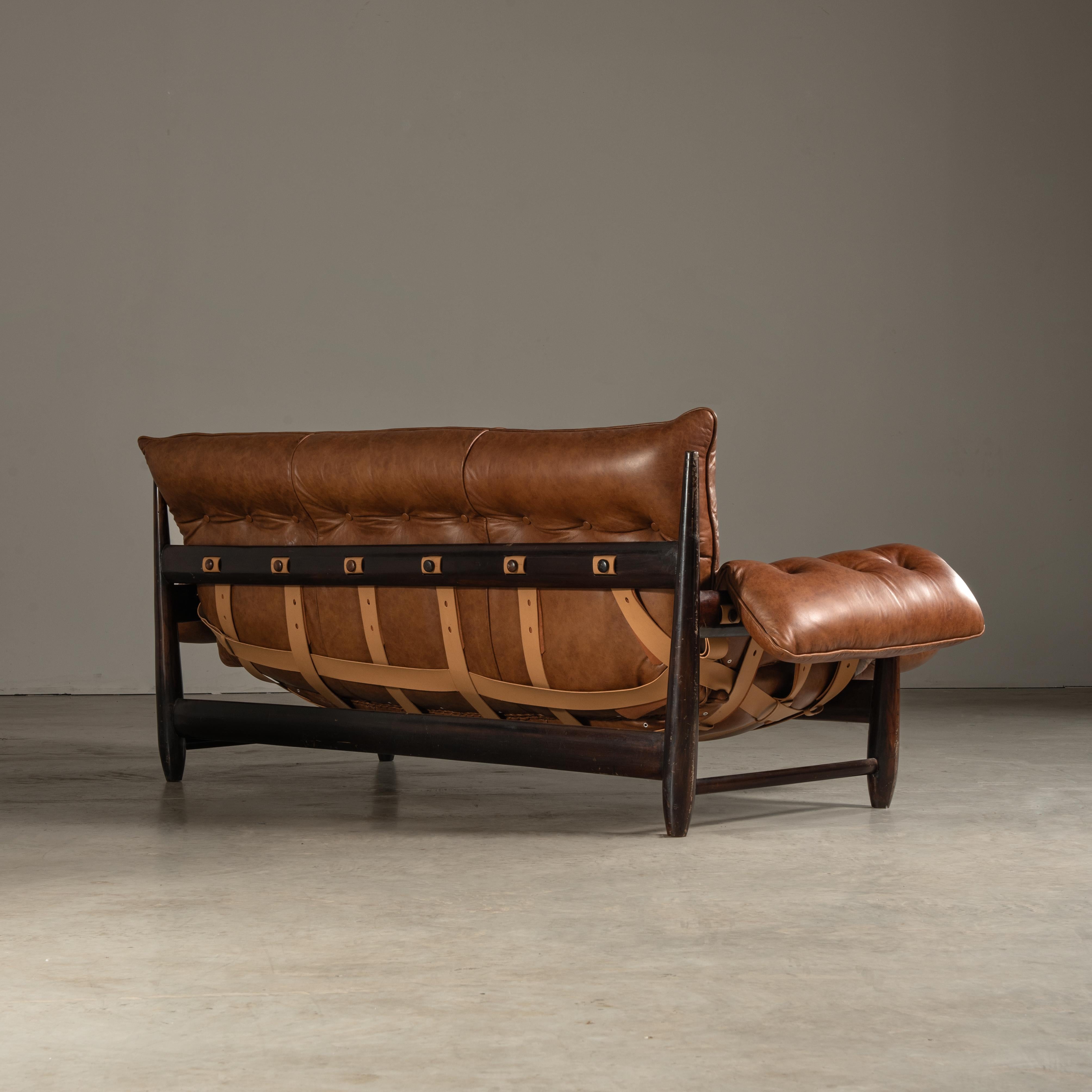 'Mole' Sofa in Leather, By Sergio Rodrigues, Brazilian Mid-Century Modern In Good Condition For Sale In Sao Paulo, SP
