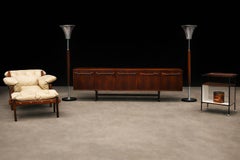 "Moleca" Silla de salón con taburete en madera dura y cuero, Sergio Rodrigues, Brasil