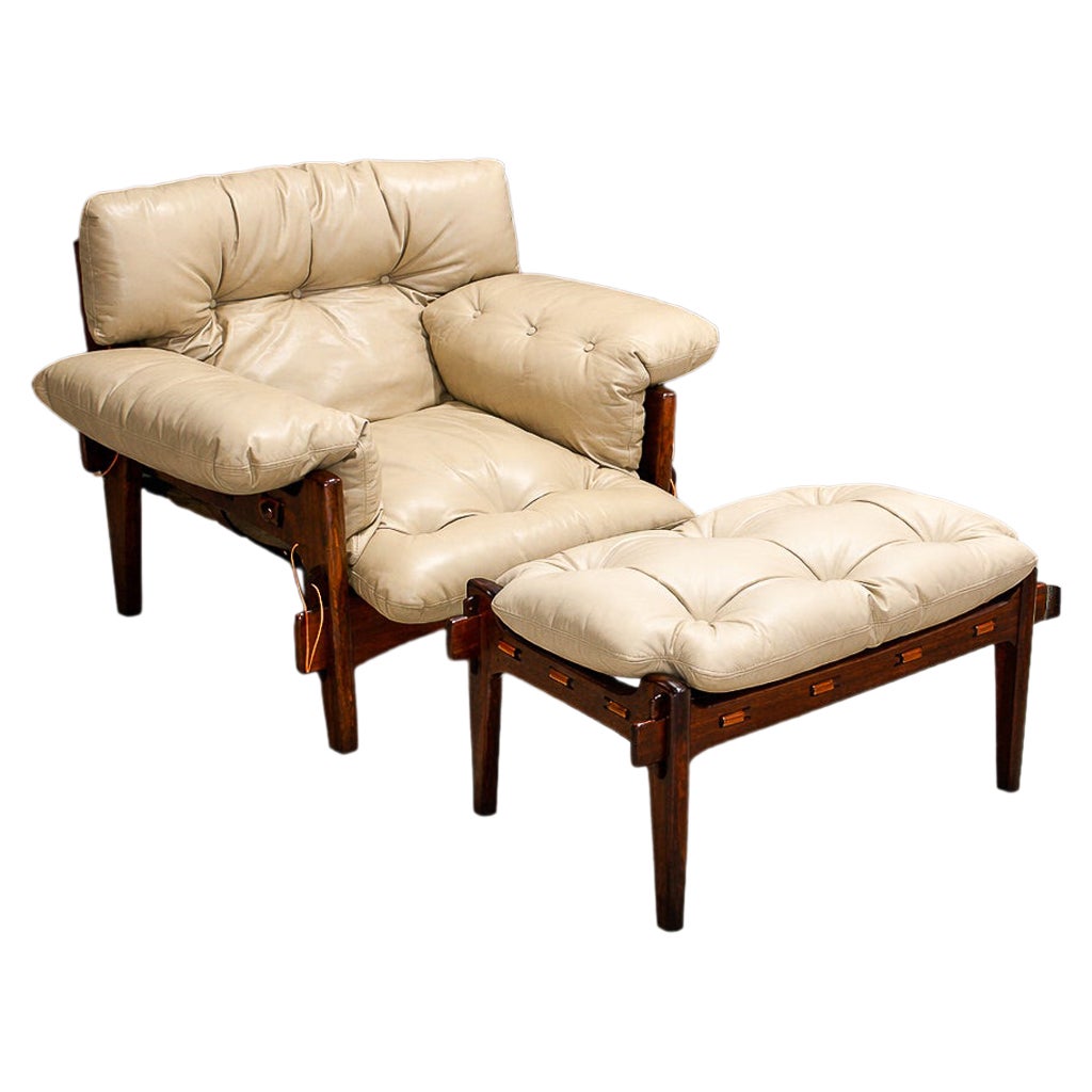"Moleca" Silla de salón con taburete en madera dura y cuero, Sergio Rodrigues, Brasil en venta