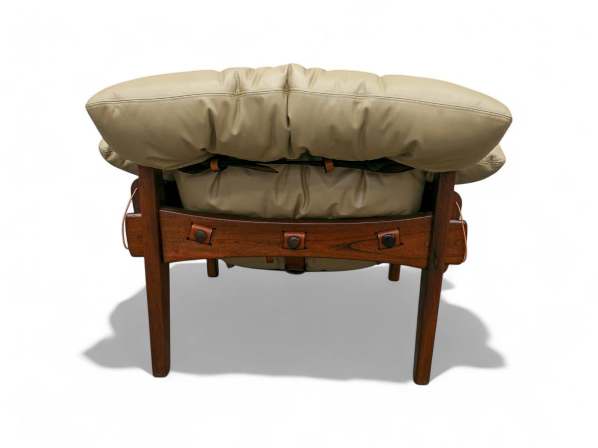 Mid-Century Modern “Moleca” Lounge Chair with Stool in Hardwood & Leather, Sergio Rodrigues, Brazil For Sale