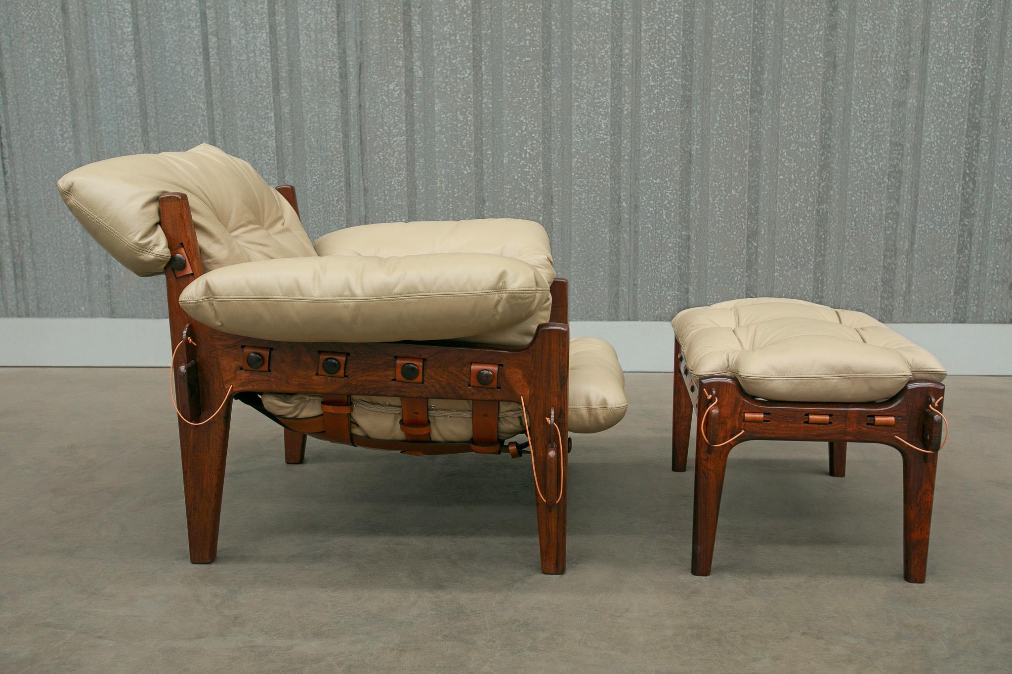 Mid-Century Modern Chaise longue Moleca avec tabouret en bois de feuillus et cuir, Sergio Rodrigues, Brésil en vente