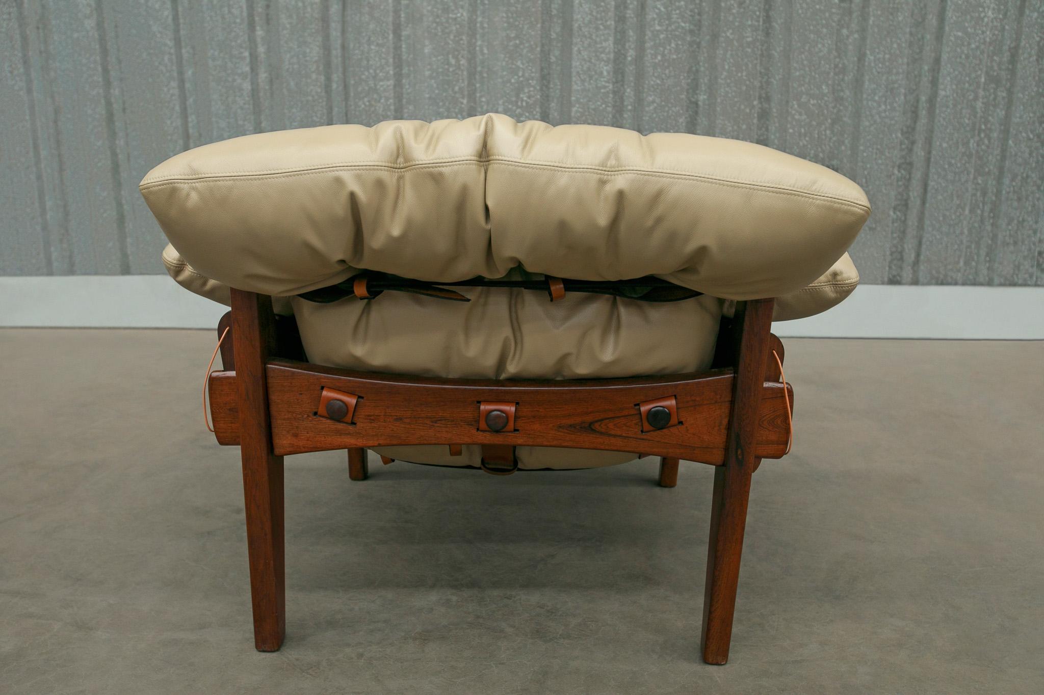 Fait main Chaise longue Moleca avec tabouret en bois de feuillus et cuir, Sergio Rodrigues, Brésil en vente