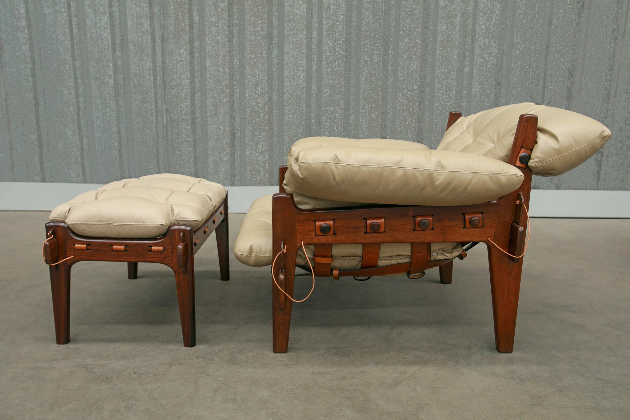 Cuir Chaise longue Moleca avec tabouret en bois de feuillus et cuir, Sergio Rodrigues, Brésil en vente