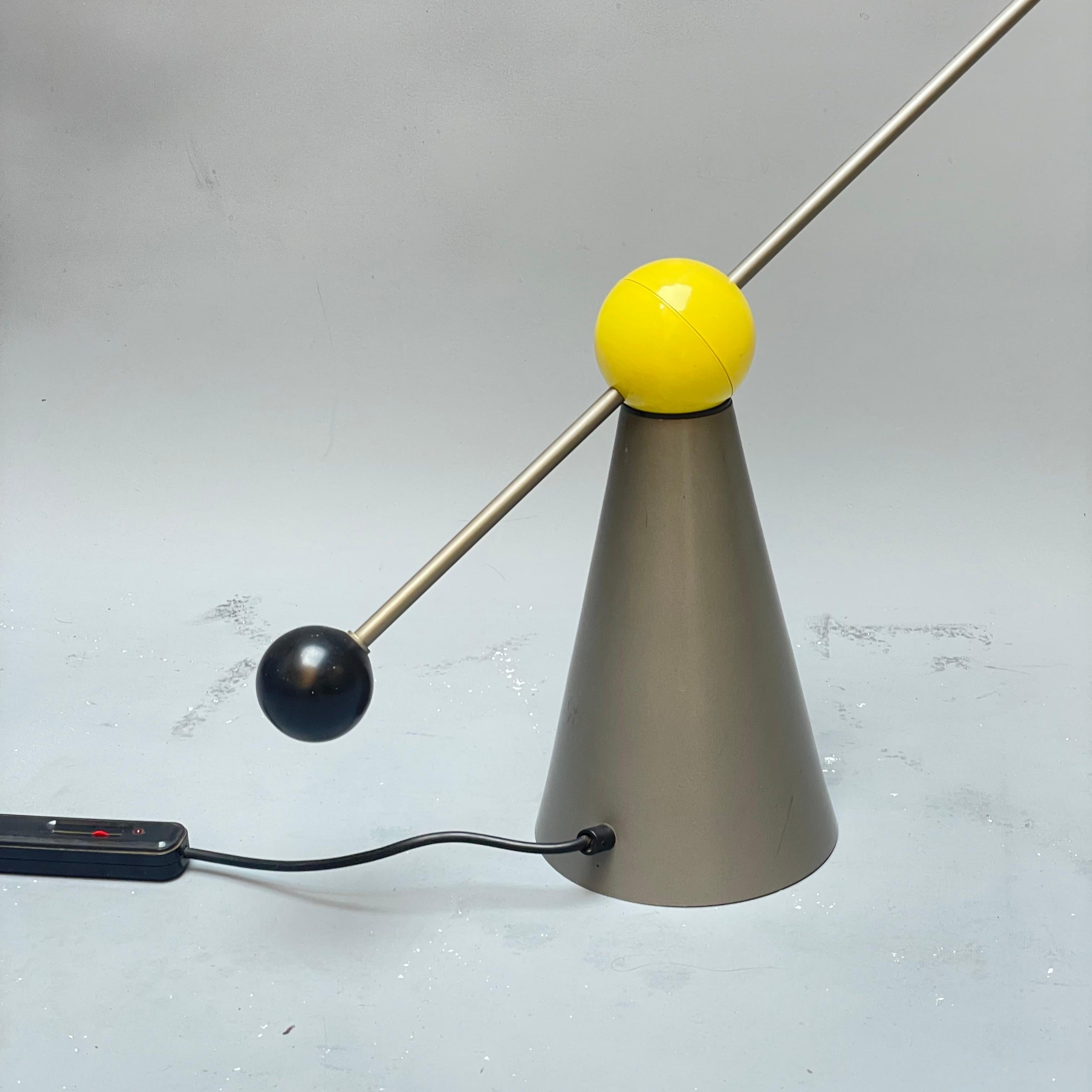 This lamp was produced by Oceano Oltreluce, an Italian lighting company, designed by Pietro Greppi, one of the founders of the company. Its shape clearly recalls the experiments of post-modernist design.
Adjustable in height and depth, this item is