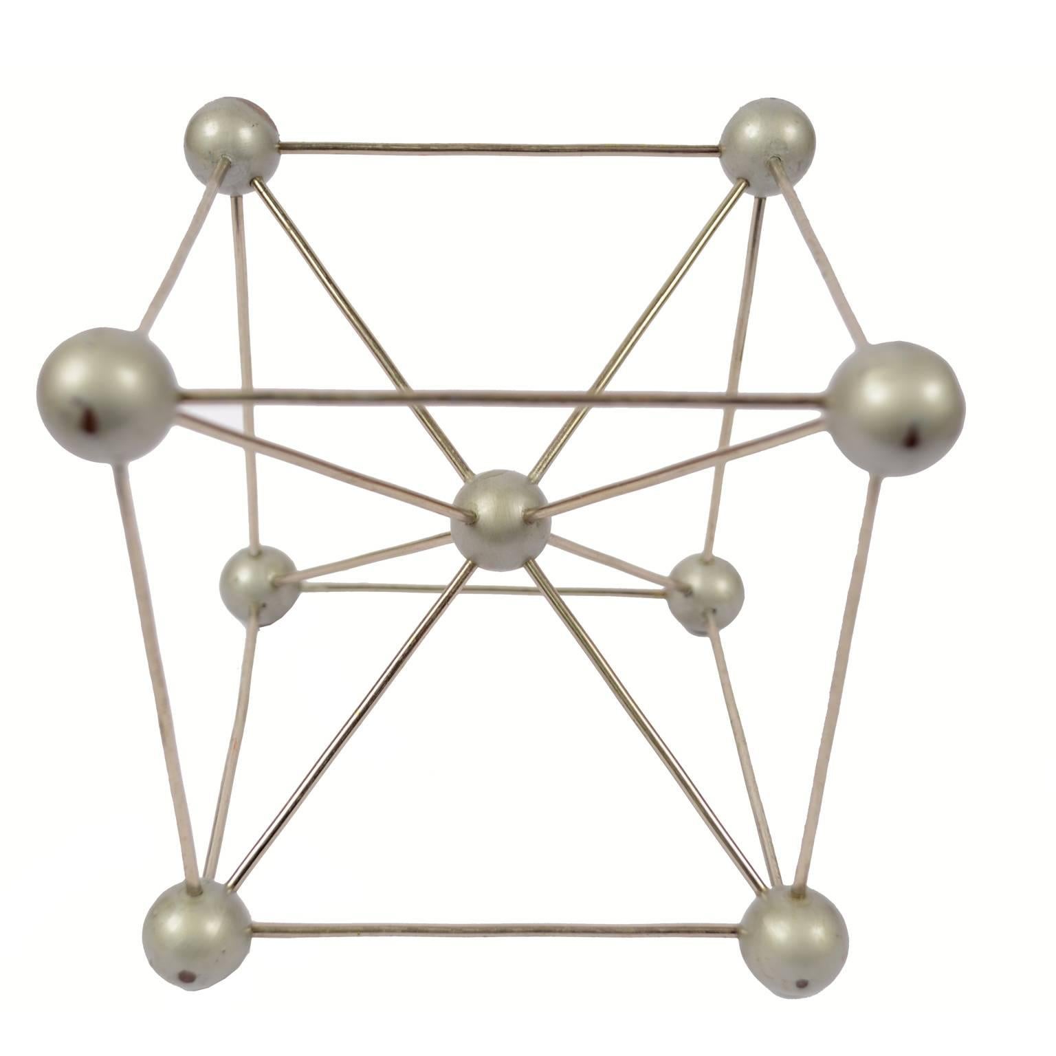 Molecolar structure of iron (Fe) for educational use, metal with wooden spheres grey painted. Czechoslovak manufacture of the 1950s. Very good condition. Measures cm: 12.5 x 12.5.
Shipping in insured by Lloyd's London and the gift box is free (look