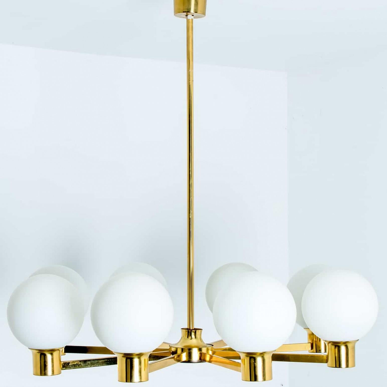 Magnifique lustre Kaiser à structure moléculaire. Un corps central en laiton est entouré de 8 globes soufflés à la main en verre opalin. Illumine magnifiquement.

Dimensions :
Diamètre : 27.56