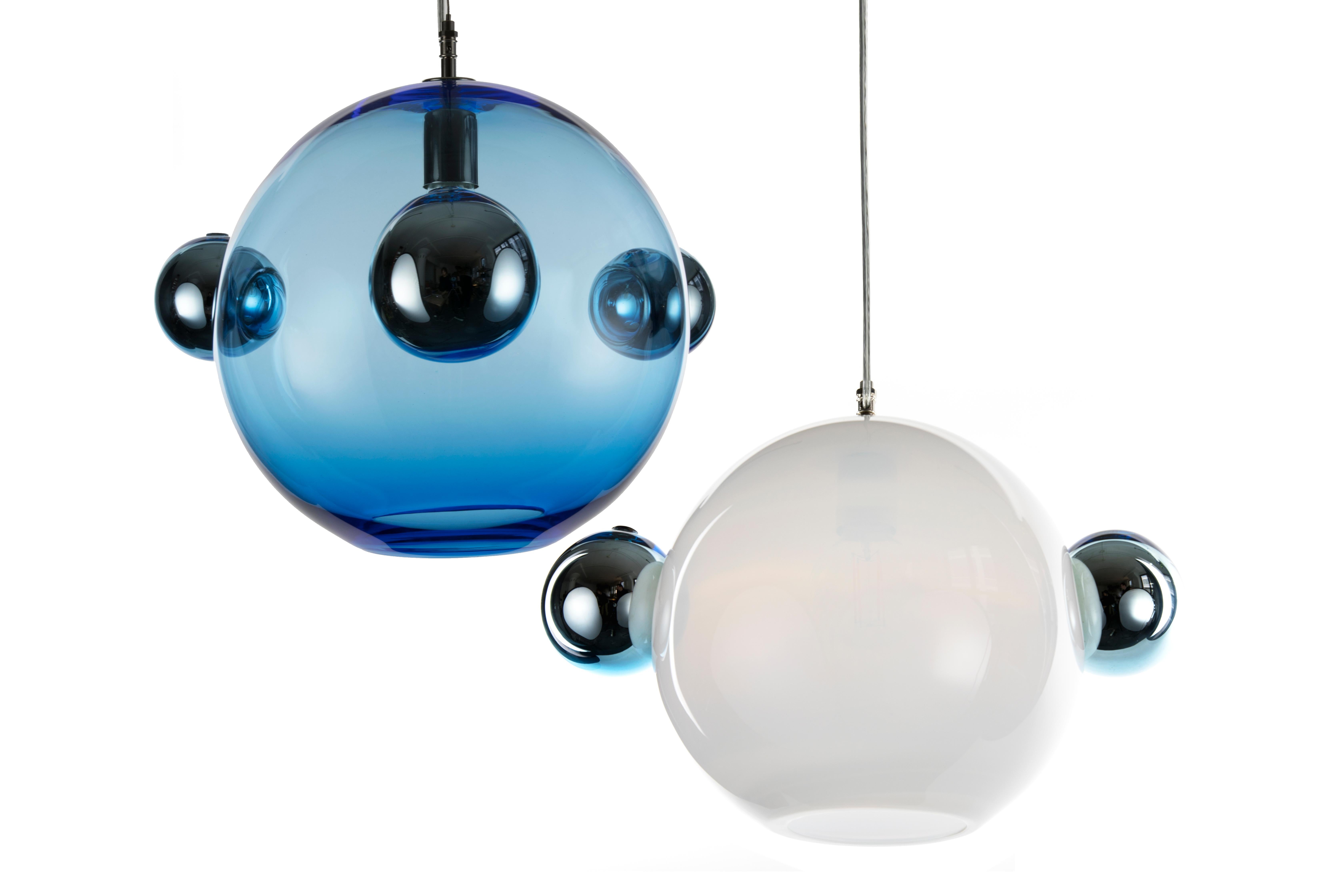 Fait main Lampe à suspension Molecule double, contemporaine en verre fait à la main, opalin et bleu en vente