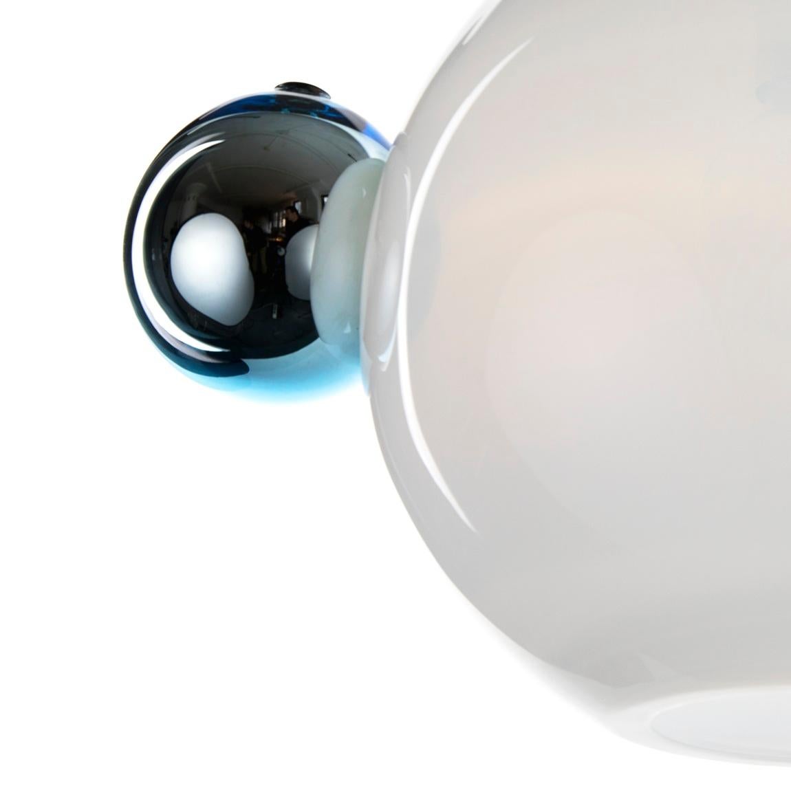 Verre brun Lampe à suspension Molecule double, contemporaine en verre fait à la main, opalin et bleu en vente