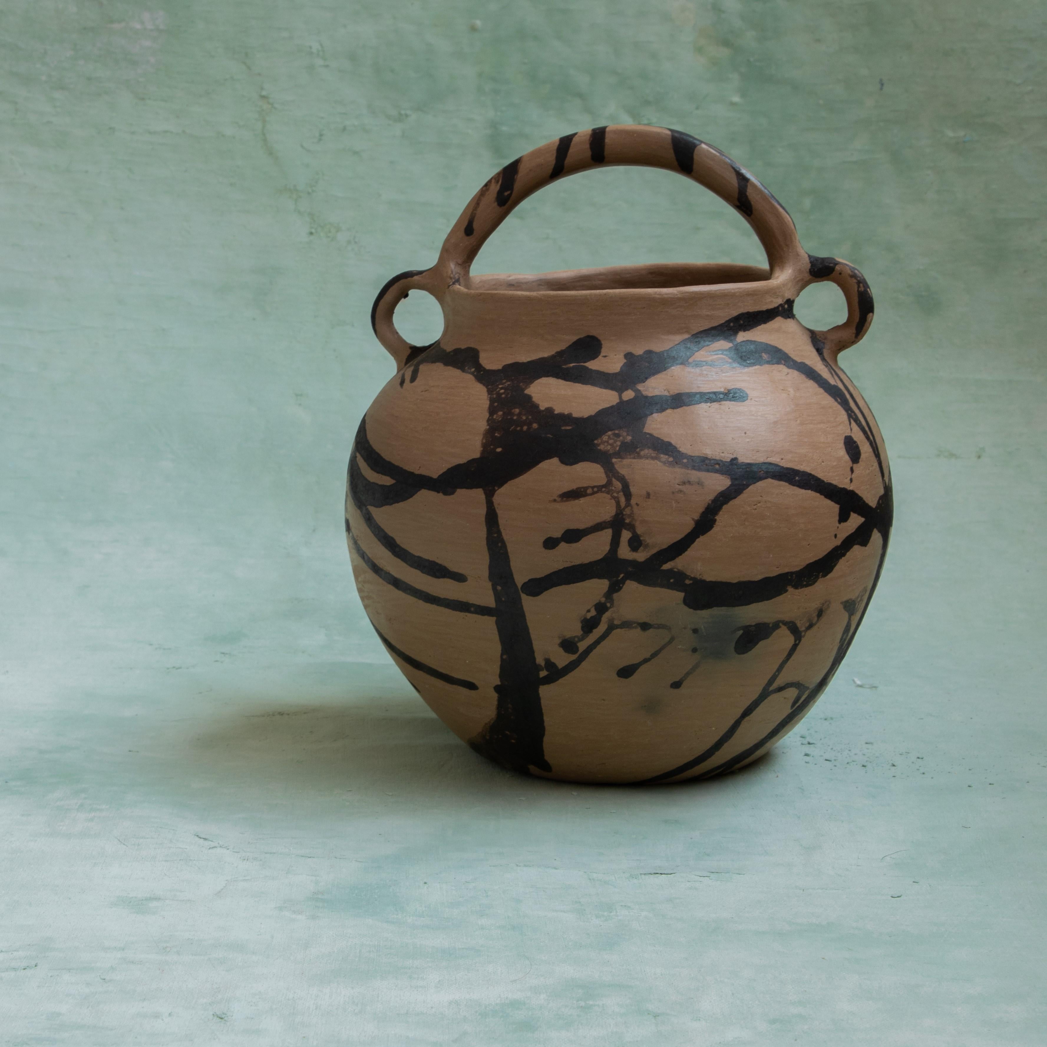 Molera Tonaltepec Pot by Onora
Dimensions: D 35 x 18 cm
Materials: Terracotta, Splattered pottery with oak bark dye

This collection reinterprets one of the oldest structural techniques in pottery, coiling, the vessels made with this technique