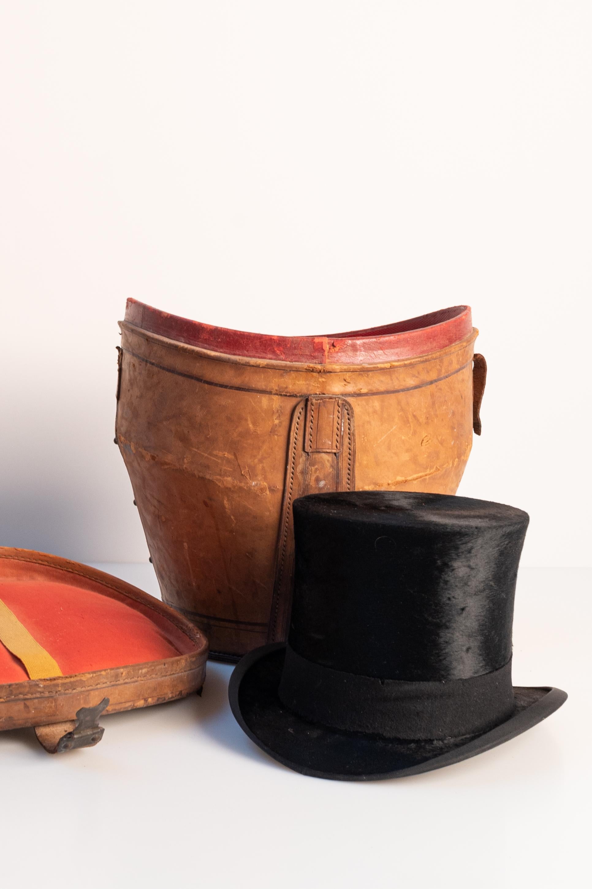 Chapeau haut de forme en moleskine, avec boîte à chapeau en cuir (fin 19e - début 20e siècle). Le chapeau a été fabriqué par Berteil Paris (France),  une maison établie depuis 1840. 

Dimensions : 
Le chapeau, y compris le bord, mesure 25 cm de