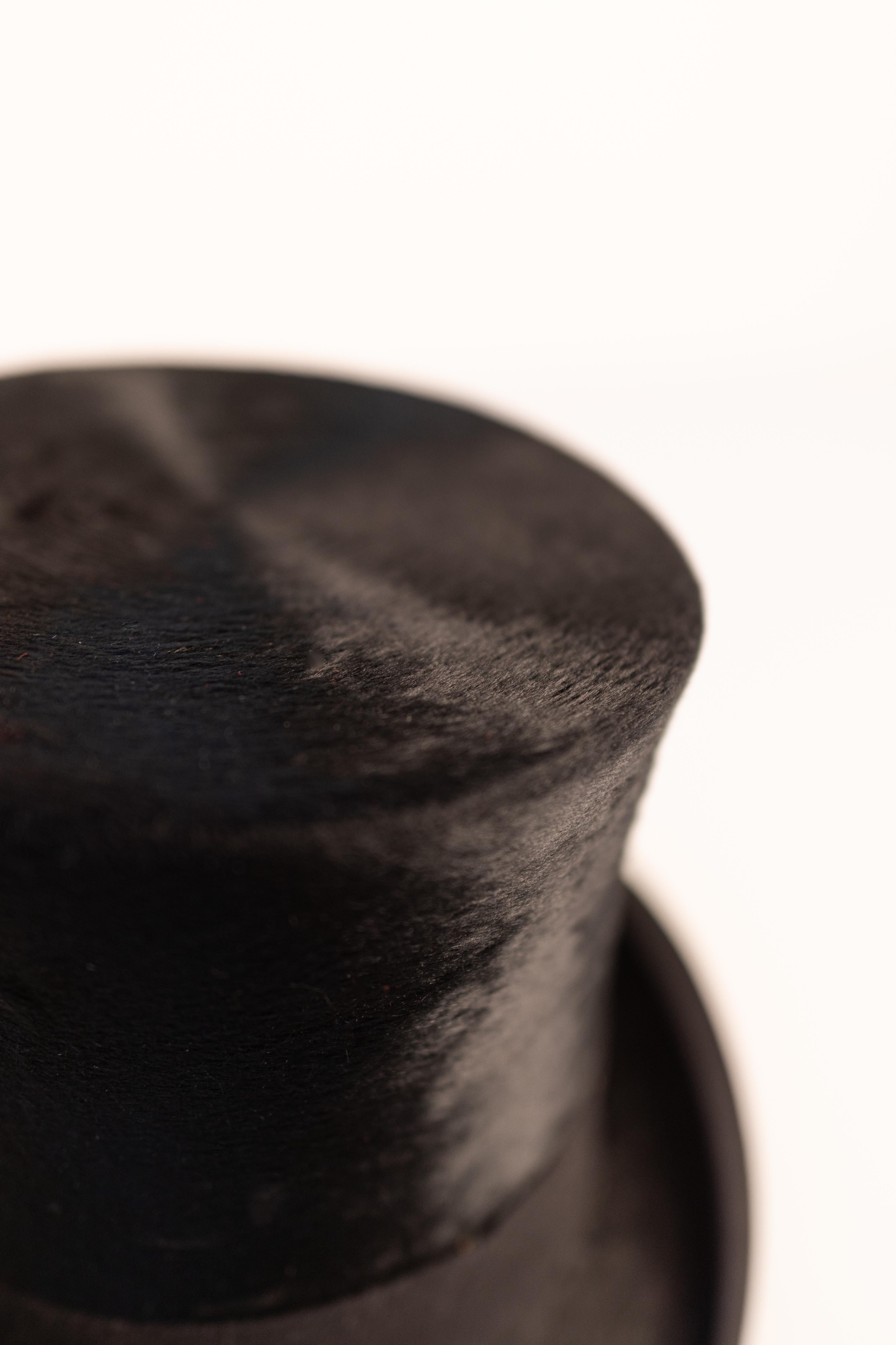 French Moleskin top hat, with leather hatbox (late 19th - early 20th century) For Sale