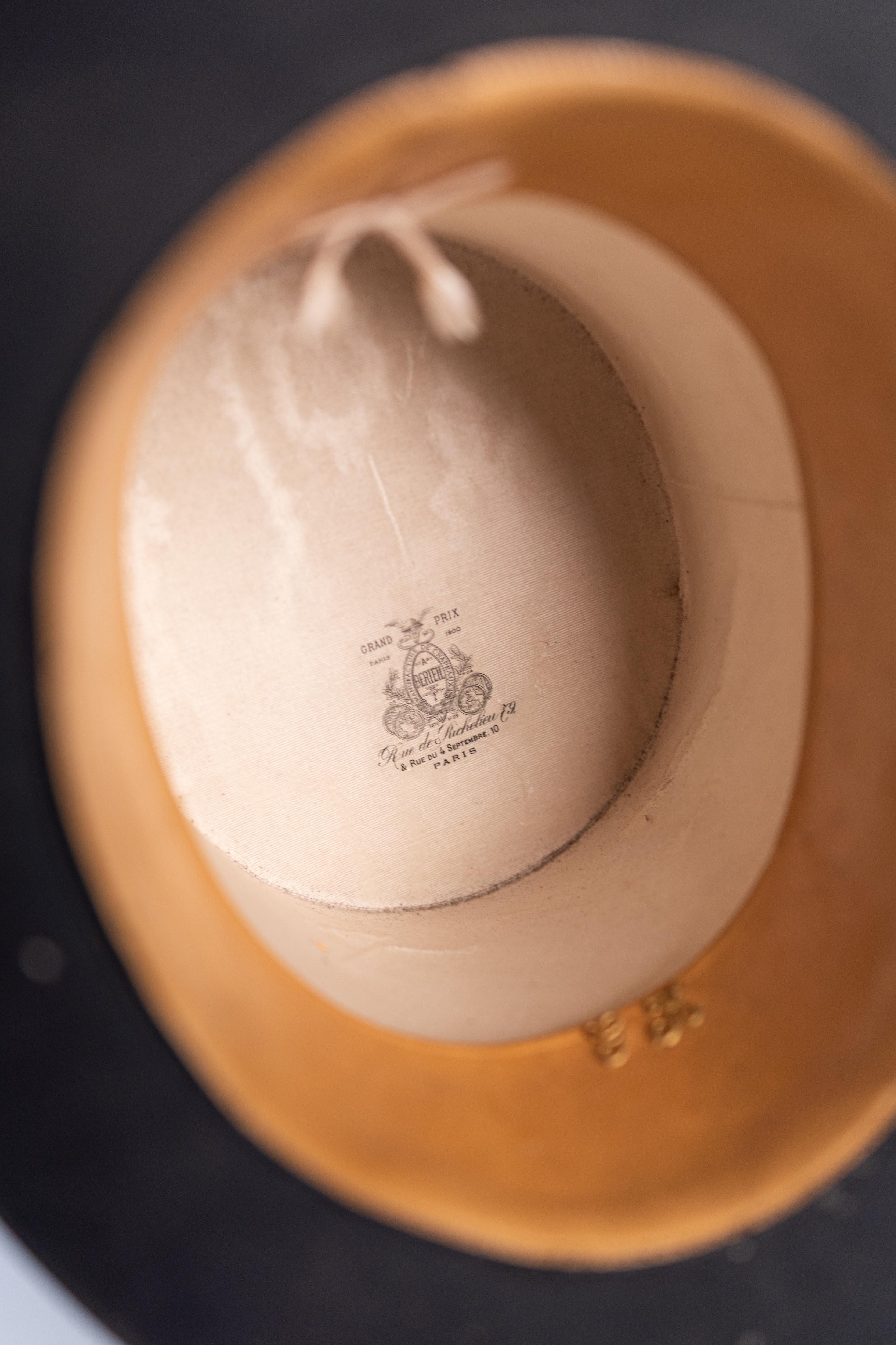 20th Century Moleskin top hat, with leather hatbox (late 19th - early 20th century) For Sale