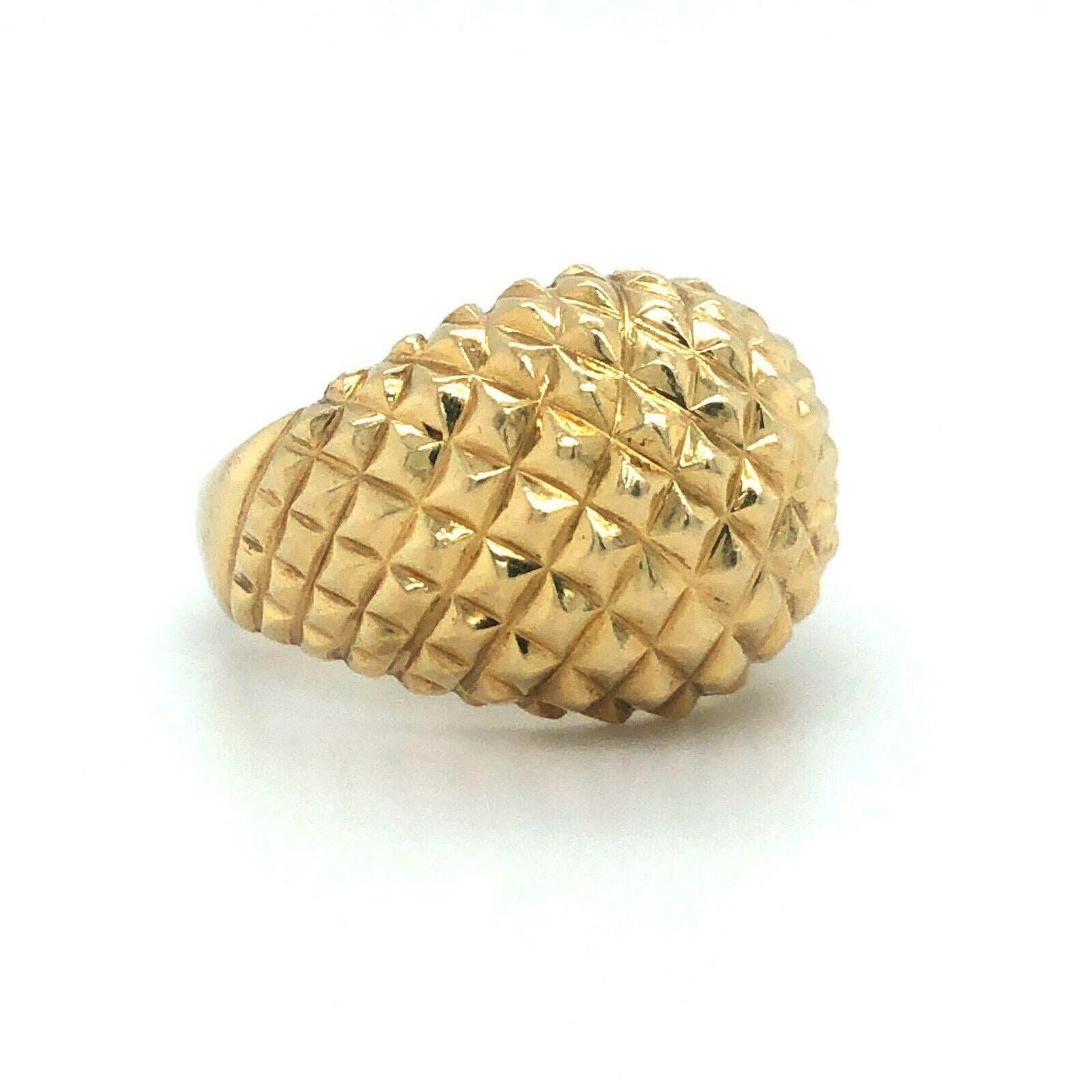 Molina 18 Karat Gelbgold Vintage Pyramide gesteppter Kuppelring im Zustand „Gut“ in Guilford, CT