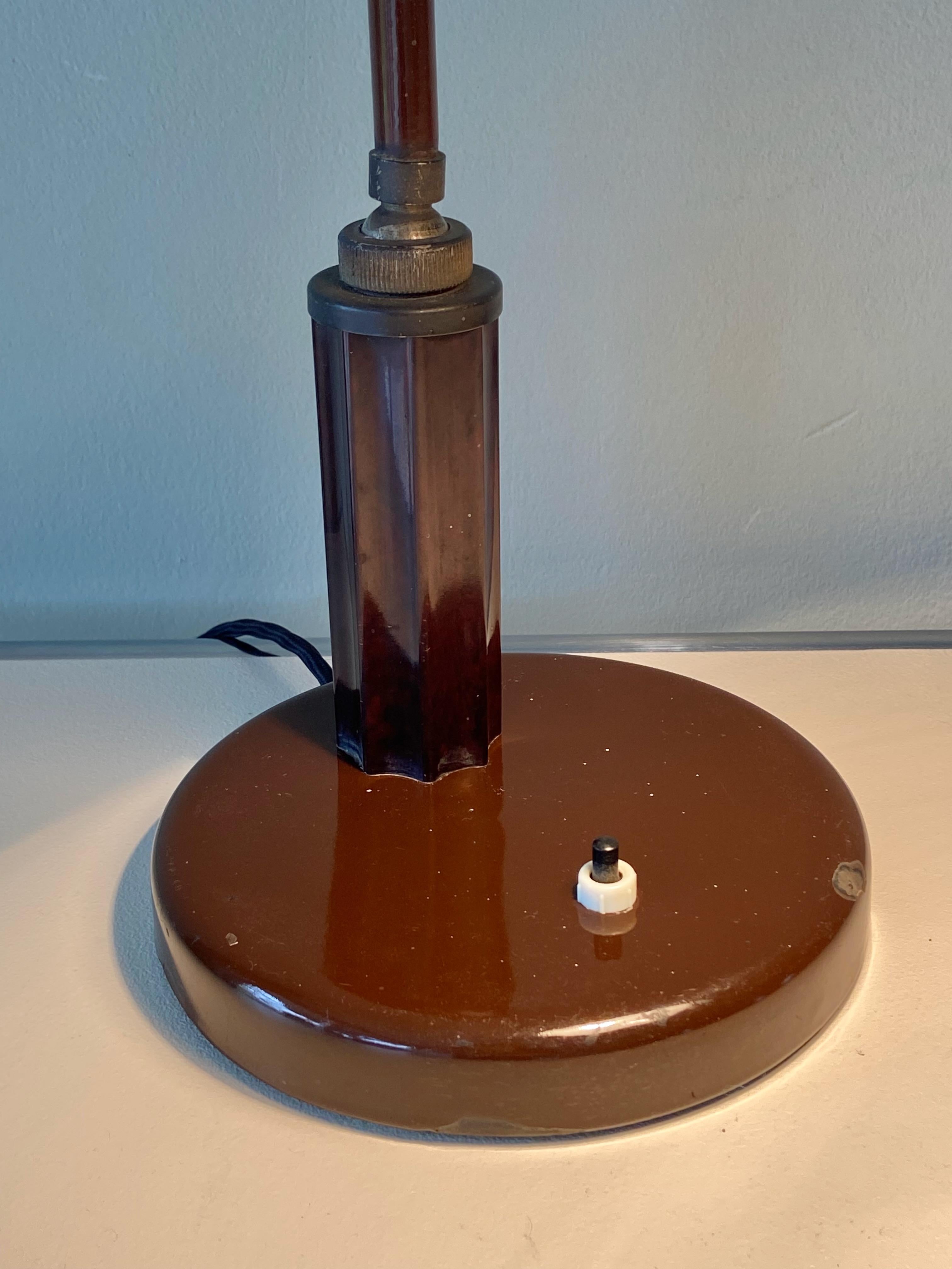 Molitor Grapholux Lampe Brown Emaille und Bakelit Stick von Christian Dell 1930s (Bauhaus) im Angebot