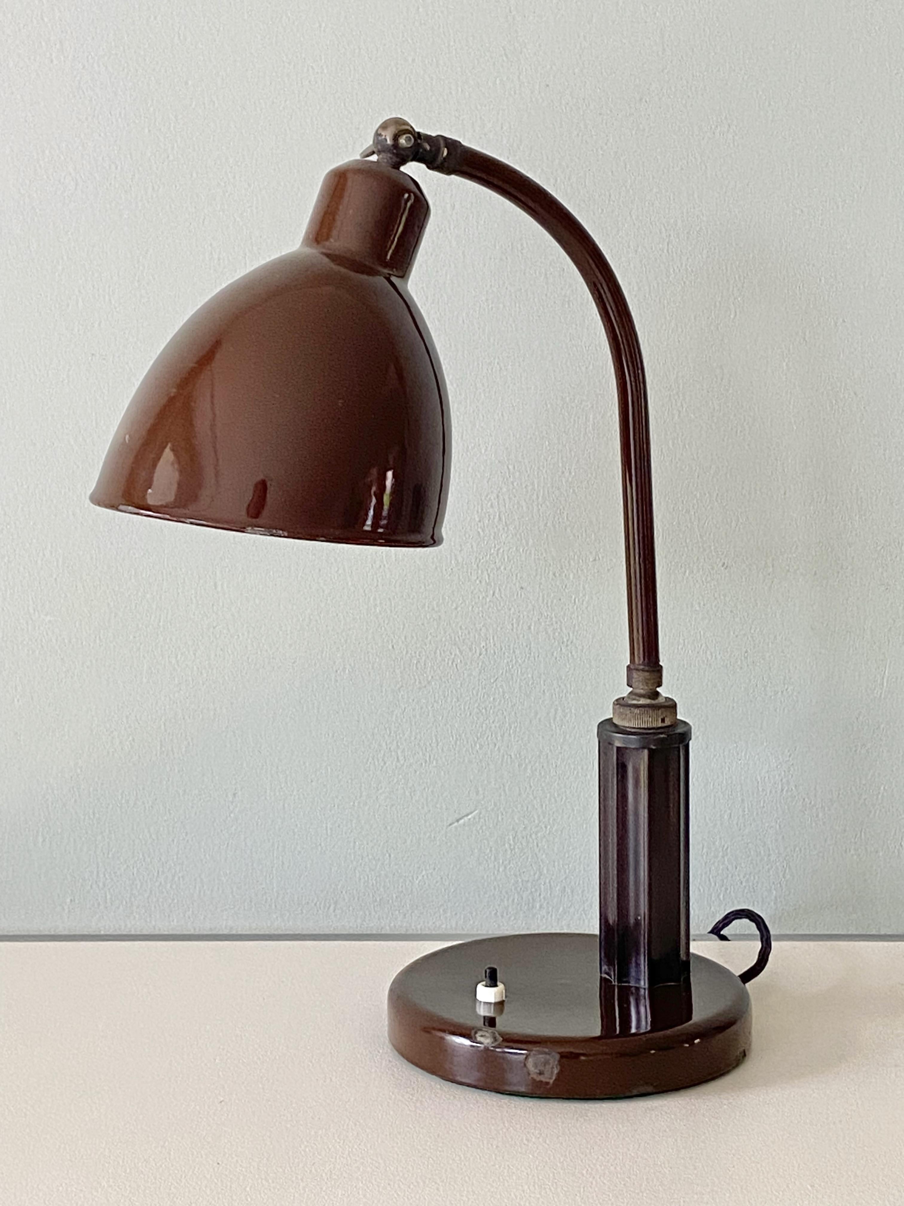 Molitor Grapholux Lampe Brown Emaille und Bakelit Stick von Christian Dell 1930s (Mitte des 20. Jahrhunderts) im Angebot