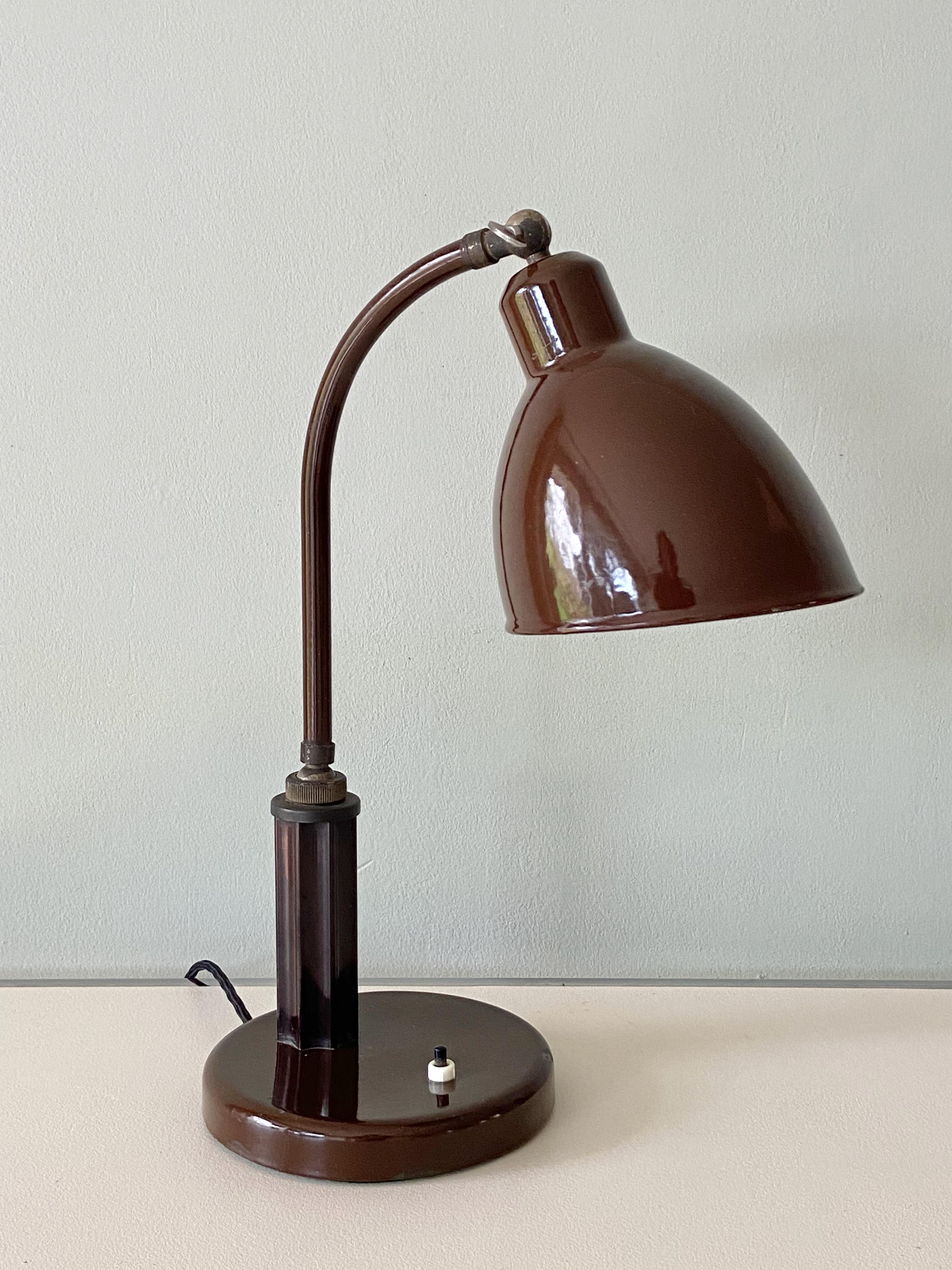 Molitor Grapholux Lampe Brown Emaille und Bakelit Stick von Christian Dell 1930s (Metall) im Angebot