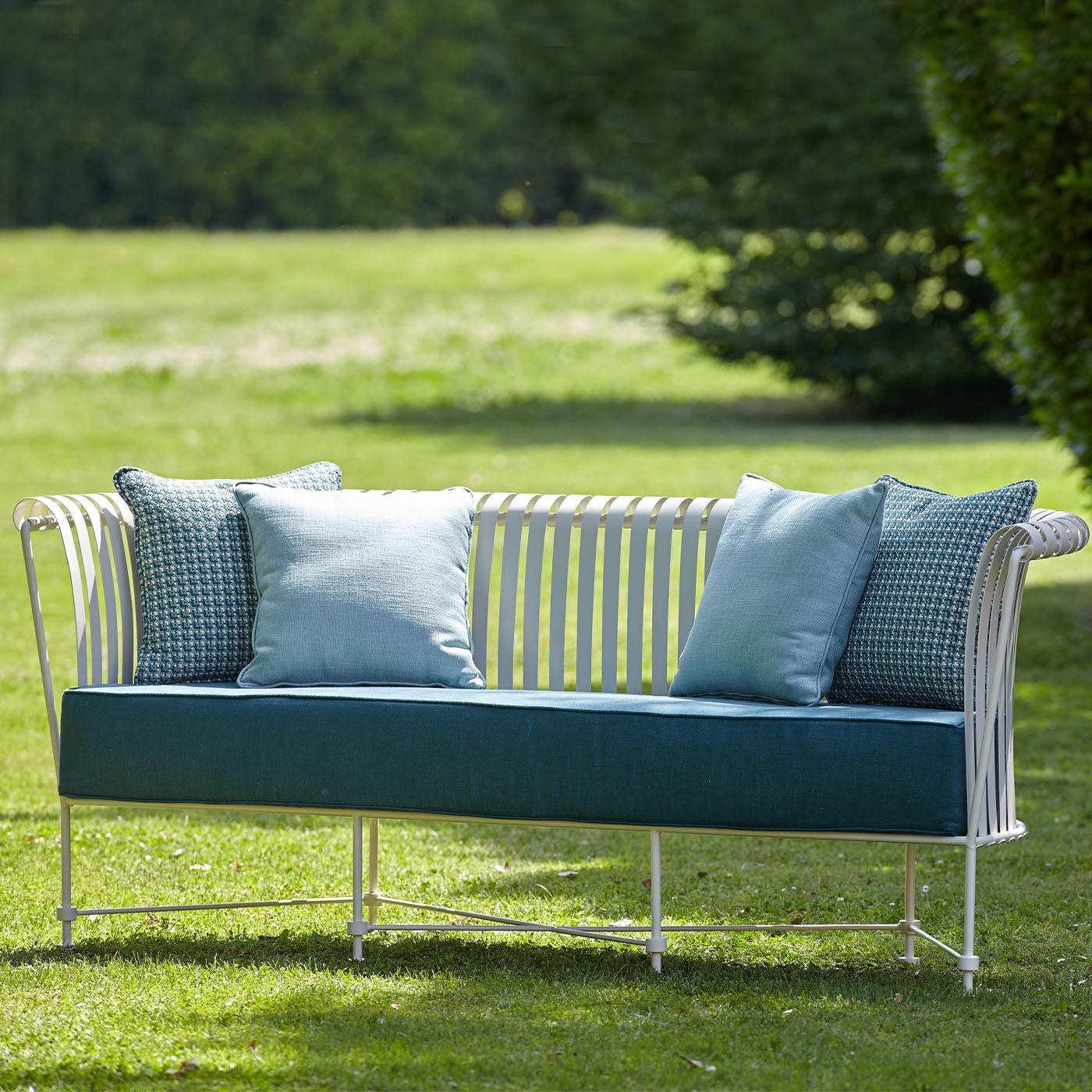 Canapé d'extérieur Molle en tissu bleu ciel et acier blanc Officina Ciani en vente 1