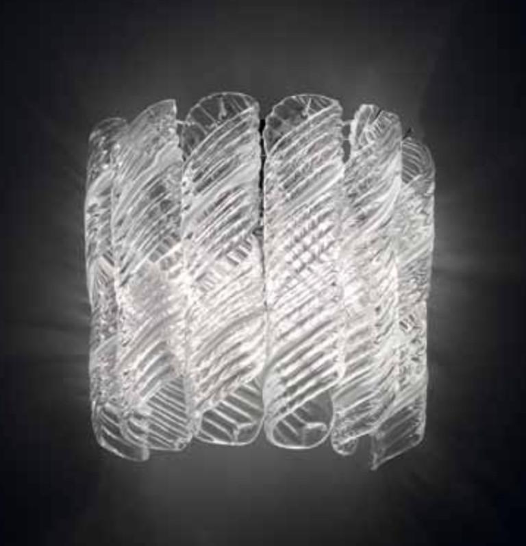 Aplique italiano con vidrios de Murano de rayas claras y blancas soplados a mano para producir elegantes remolinos, montado en un marco con acabado cromado / inspirado en Mazzega Made in Italy
Medidas: anchura 10 pulgadas, altura 10 pulgadas,