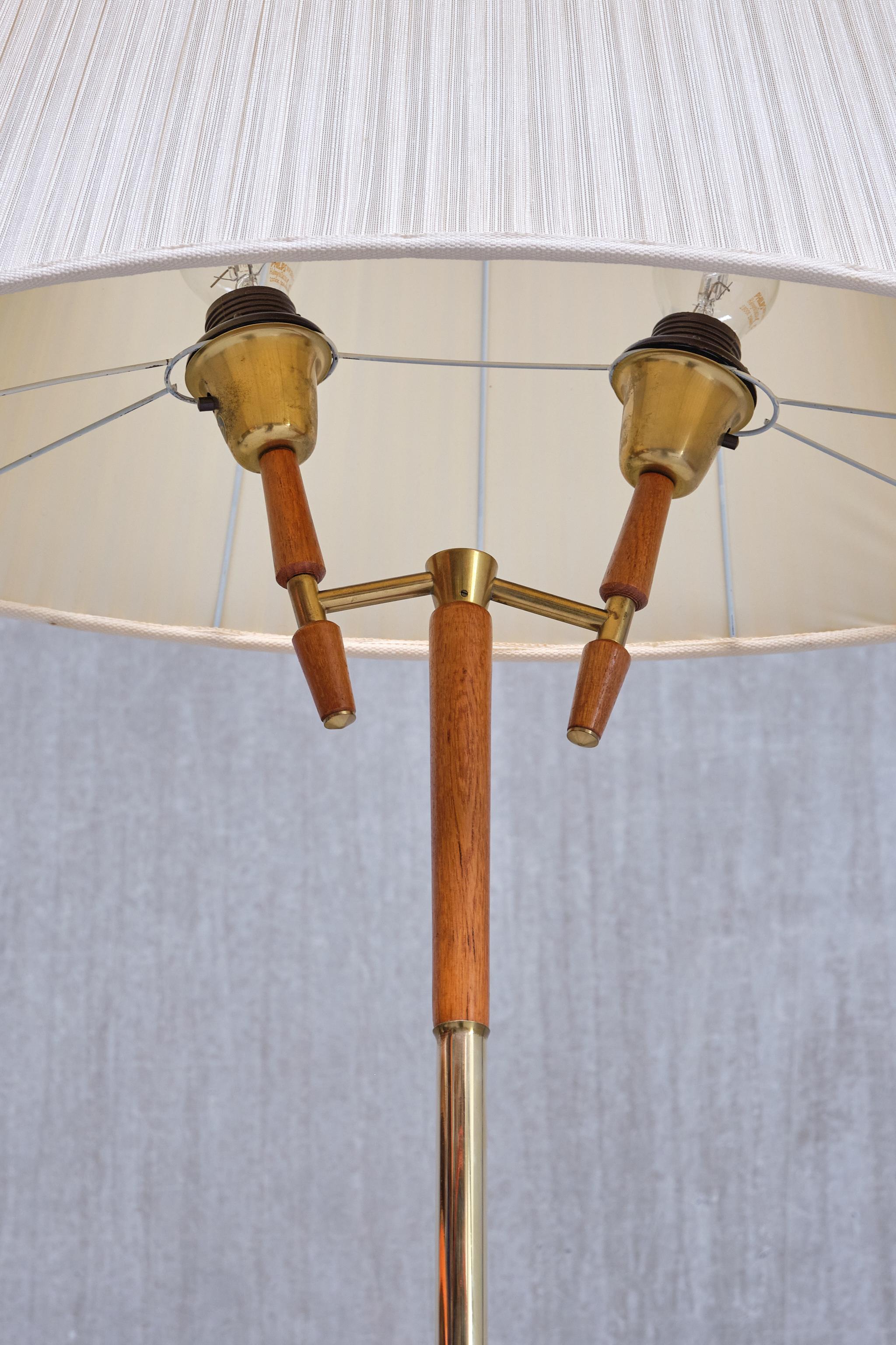 Eskilstuna Armaturer, lampadaire à deux bras en laiton et teck, Suède, années 1950 en vente 4