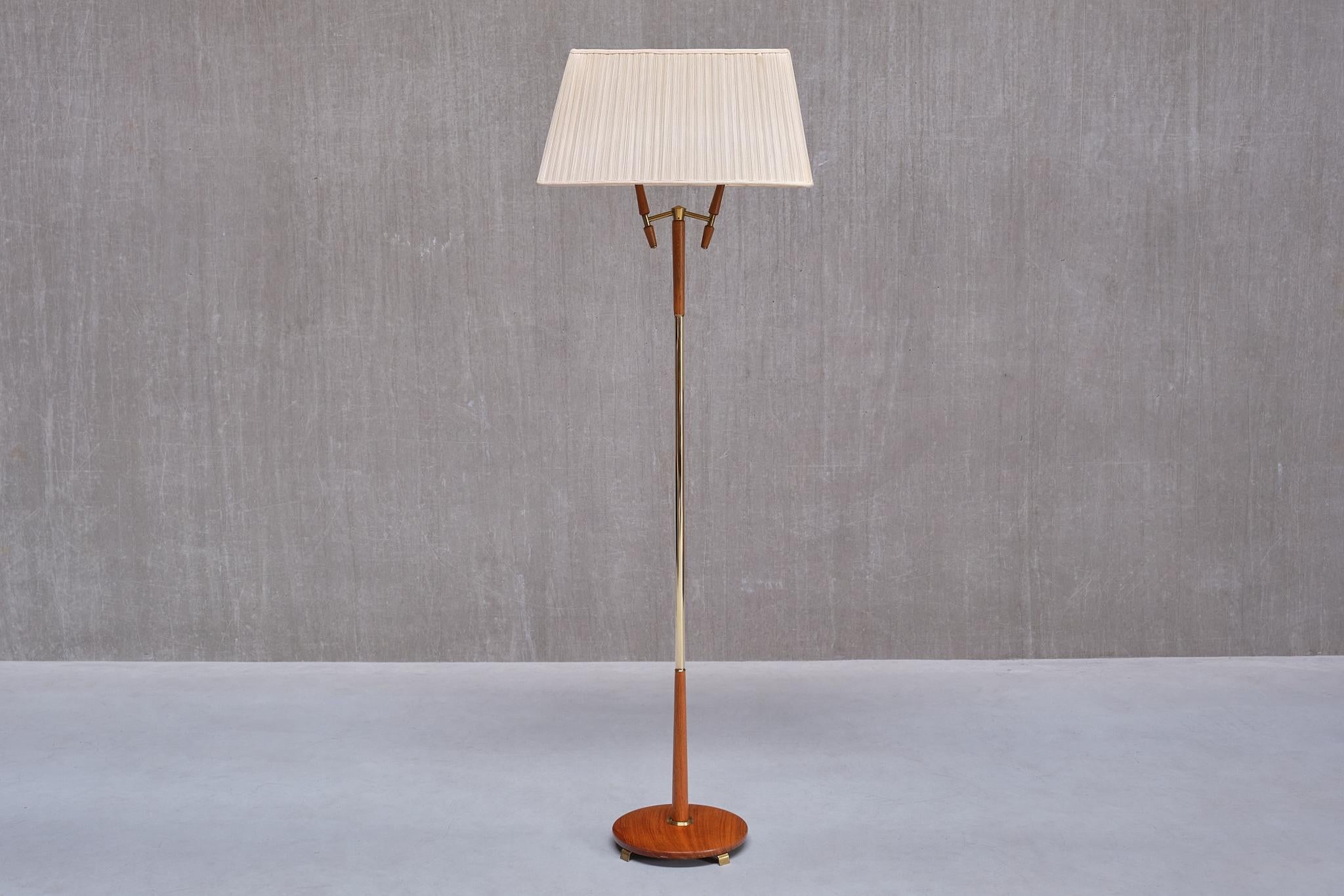 Eskilstuna Armaturer, lampadaire à deux bras en laiton et teck, Suède, années 1950 en vente 5