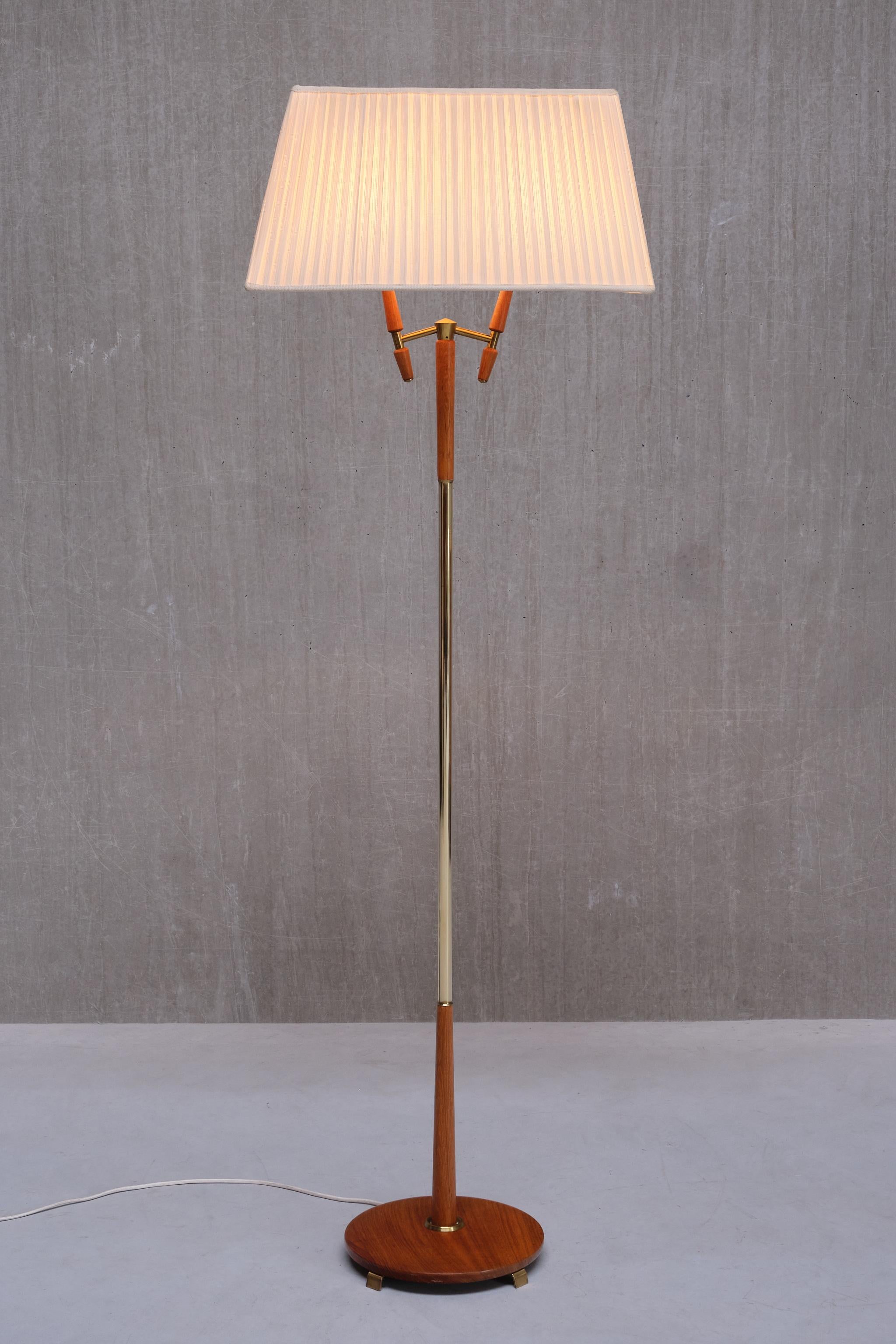 Ce rare lampadaire a été produit par le fabricant suédois Möller Armatur à Eskiltuna à la fin des années 1950. La lampe porte l'estampille du fabricant MAE sur le dessous de la base. 

Le design saisissant est caractérisé par la base circulaire
