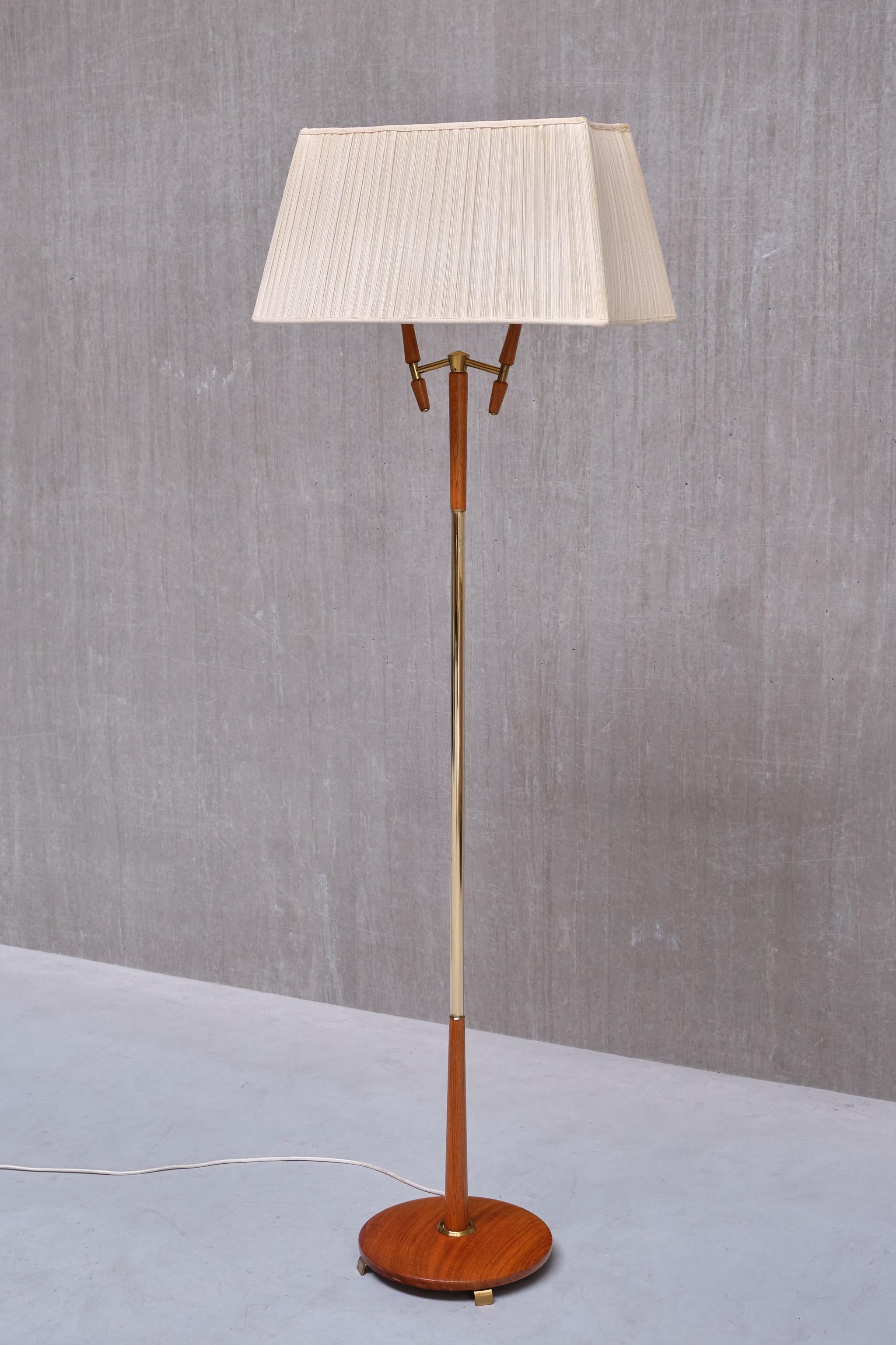 Scandinave moderne Eskilstuna Armaturer, lampadaire à deux bras en laiton et teck, Suède, années 1950 en vente