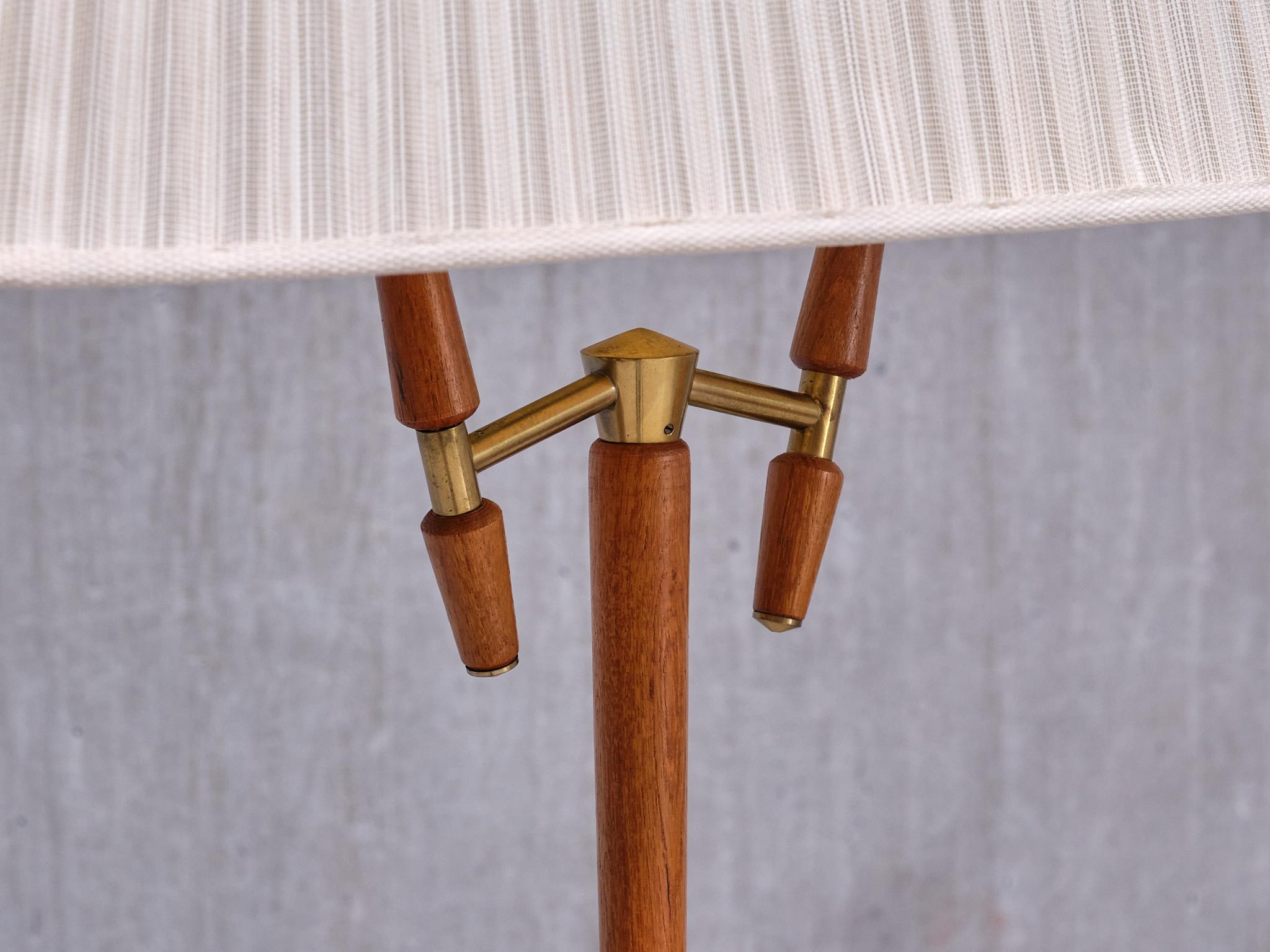 Suédois Eskilstuna Armaturer, lampadaire à deux bras en laiton et teck, Suède, années 1950 en vente