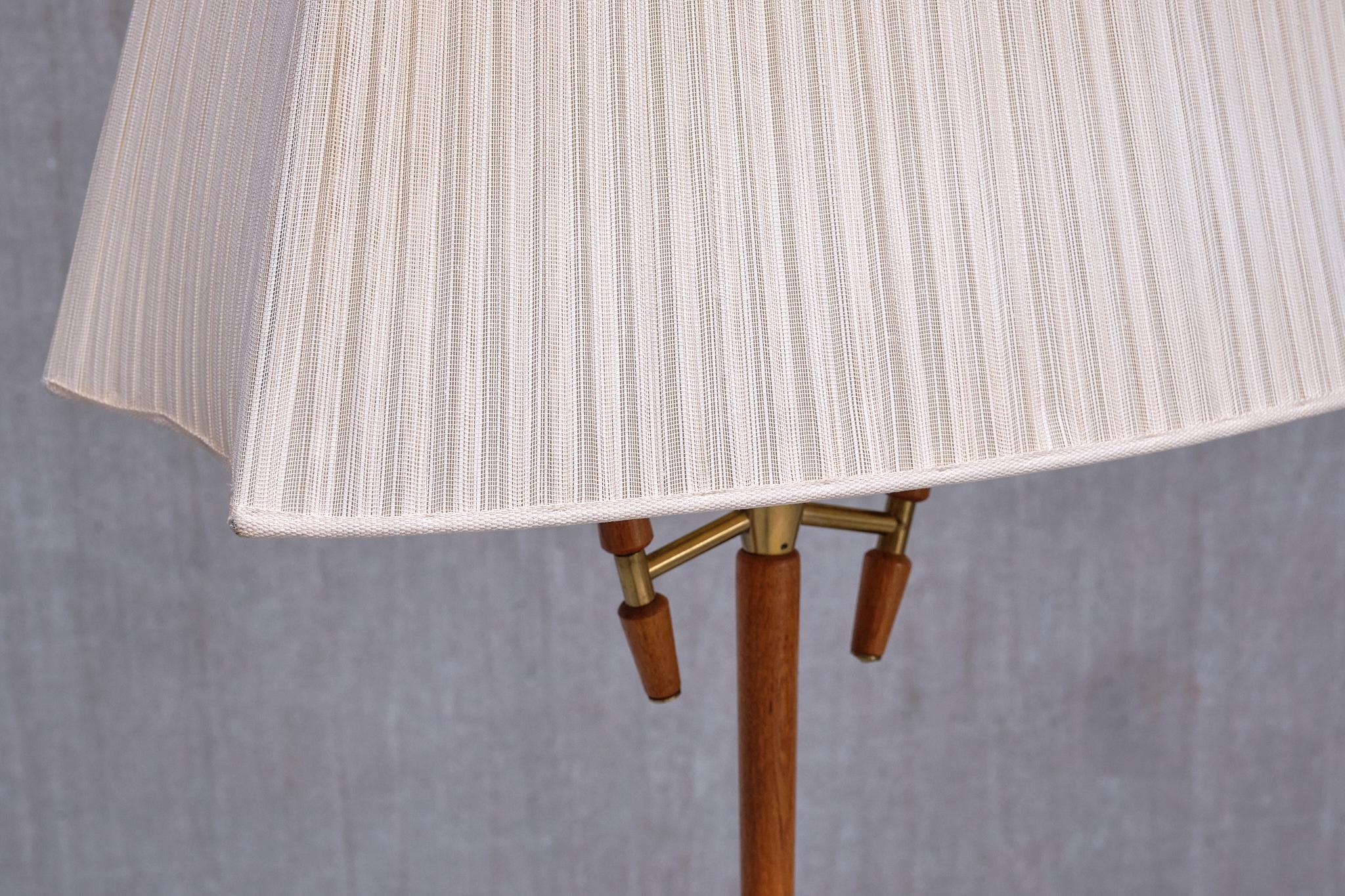 Eskilstuna Armaturer, lampadaire à deux bras en laiton et teck, Suède, années 1950 Bon état - En vente à The Hague, NL