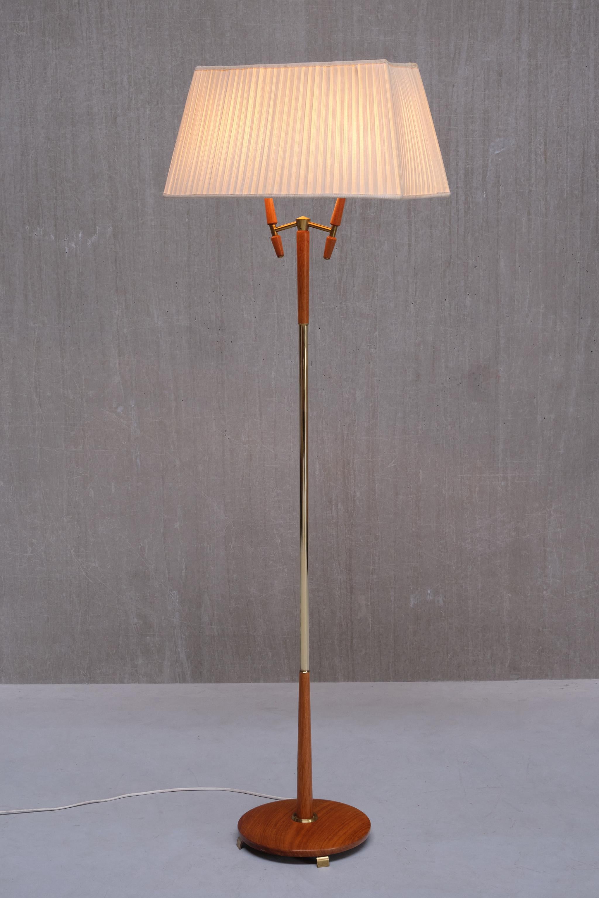 Milieu du XXe siècle Eskilstuna Armaturer, lampadaire à deux bras en laiton et teck, Suède, années 1950 en vente