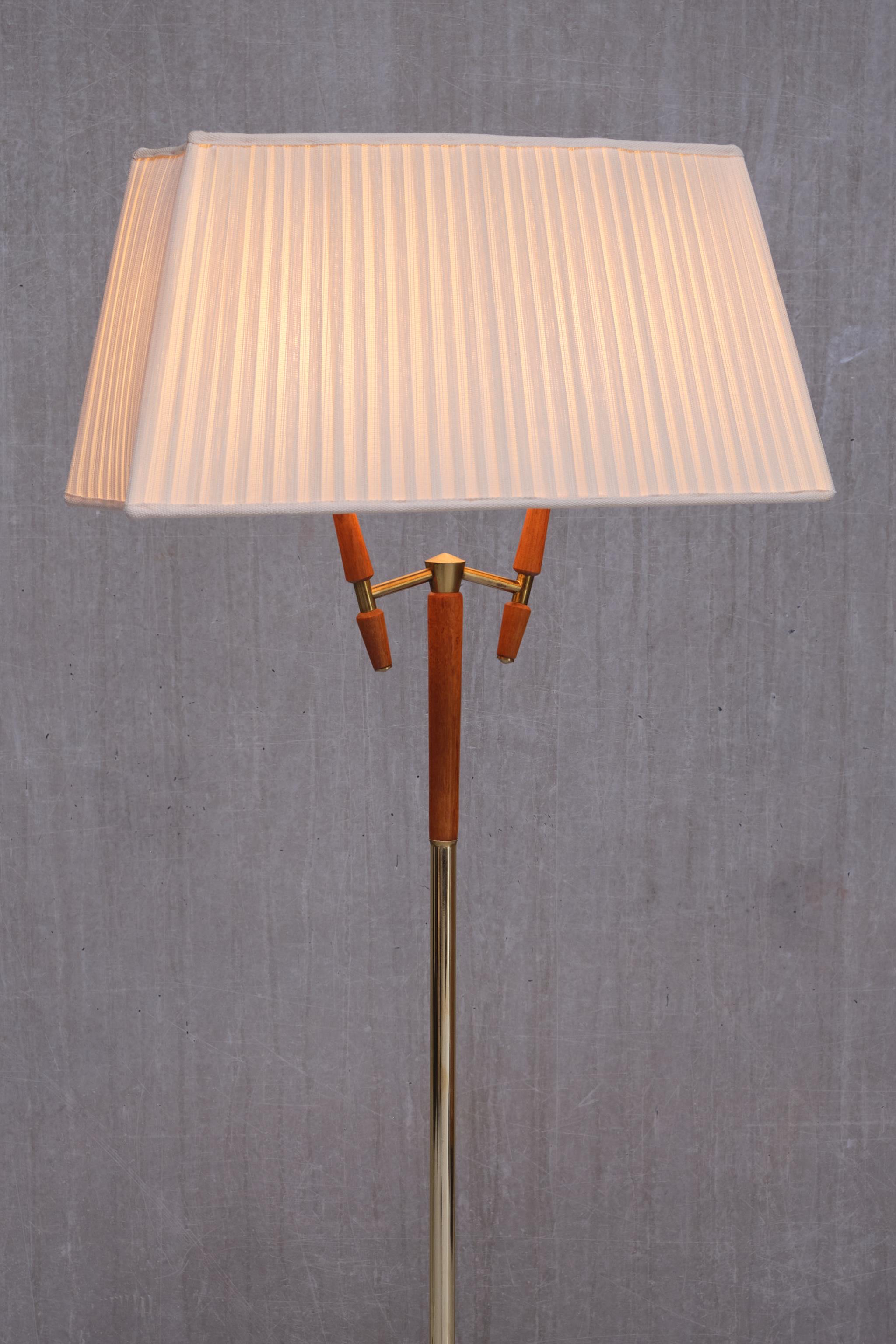 Laiton Eskilstuna Armaturer, lampadaire à deux bras en laiton et teck, Suède, années 1950 en vente