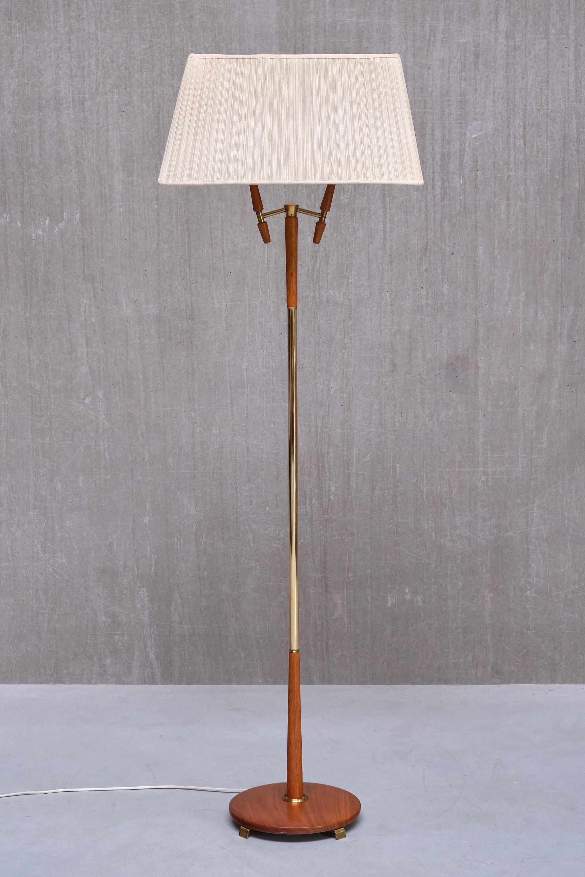 Eskilstuna Armaturer, lampadaire à deux bras en laiton et teck, Suède, années 1950 en vente 2