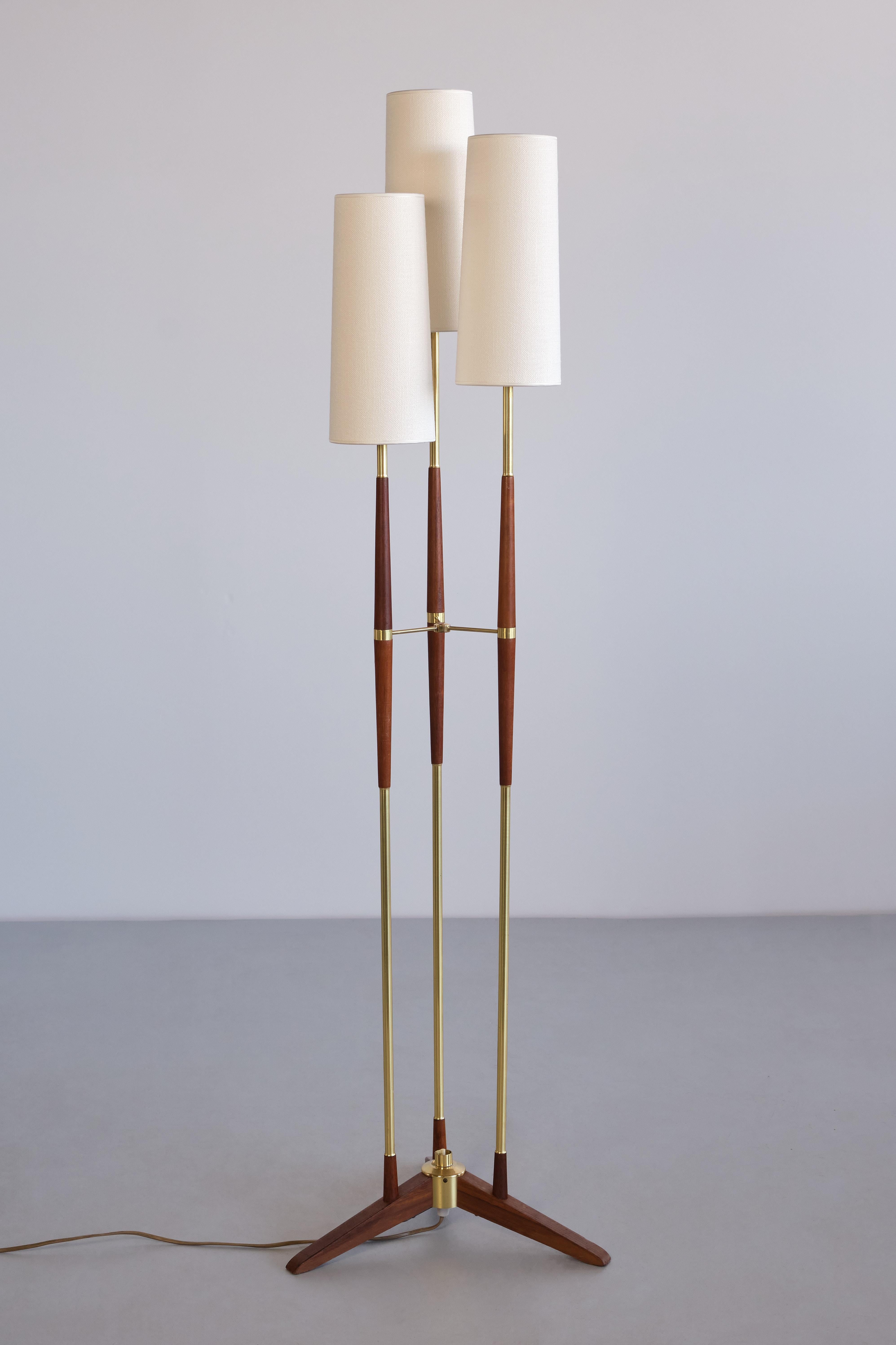 This rare floor lamp was produced by the Swedish manufacturer Möller Armatur in Eskiltuna in the late 1950s. The lamp is marked with the model number 80 and manufacturers stamp MAE on the bottom of the base.

The striking design is characterized by