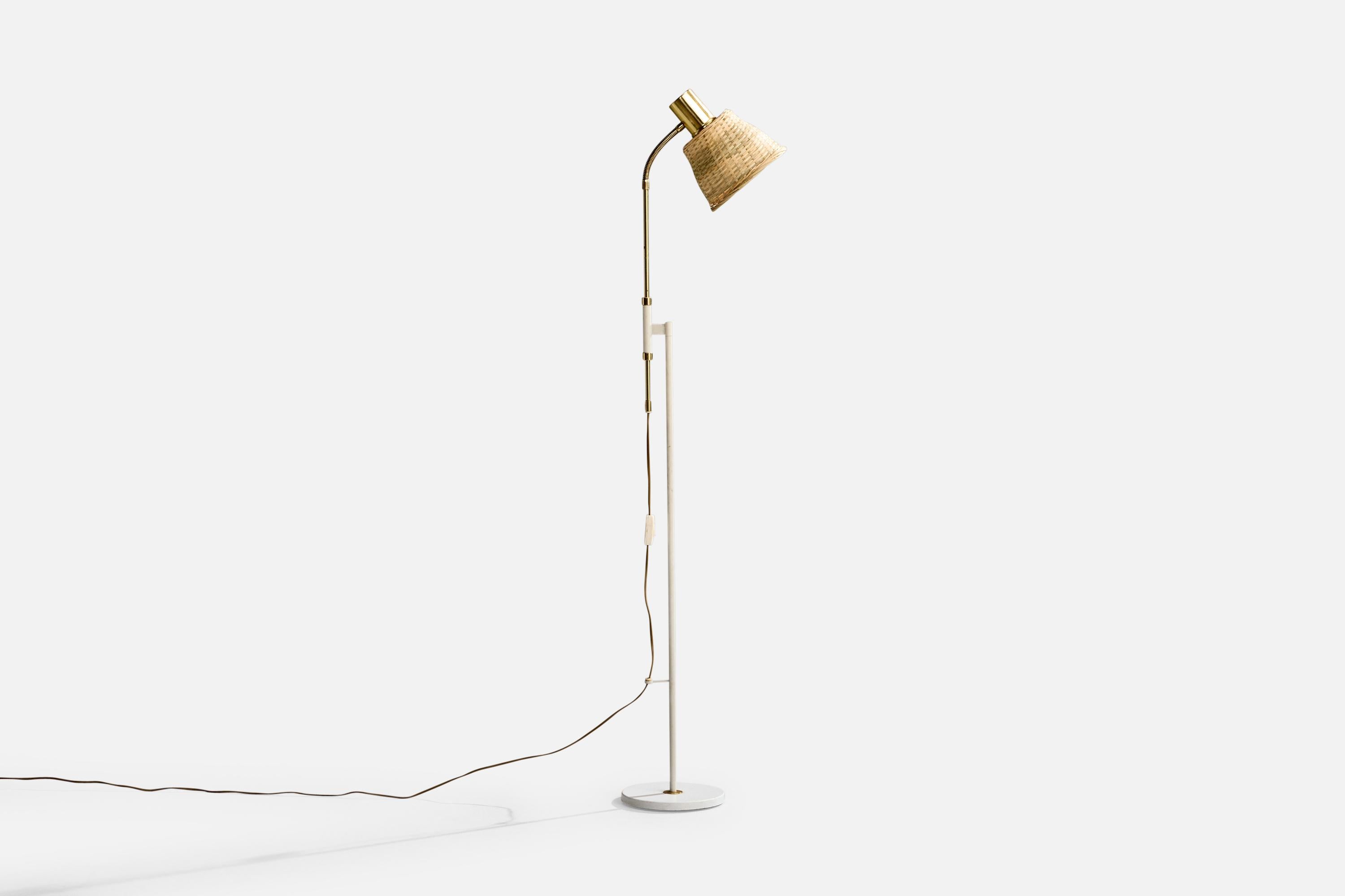 Lampadaire réglable en laiton, métal laqué gris clair et rotin, conçu et produit par Möllers Armatur Elektriska, Suède, années 1950.

Dimensions globales (pouces) : 54 